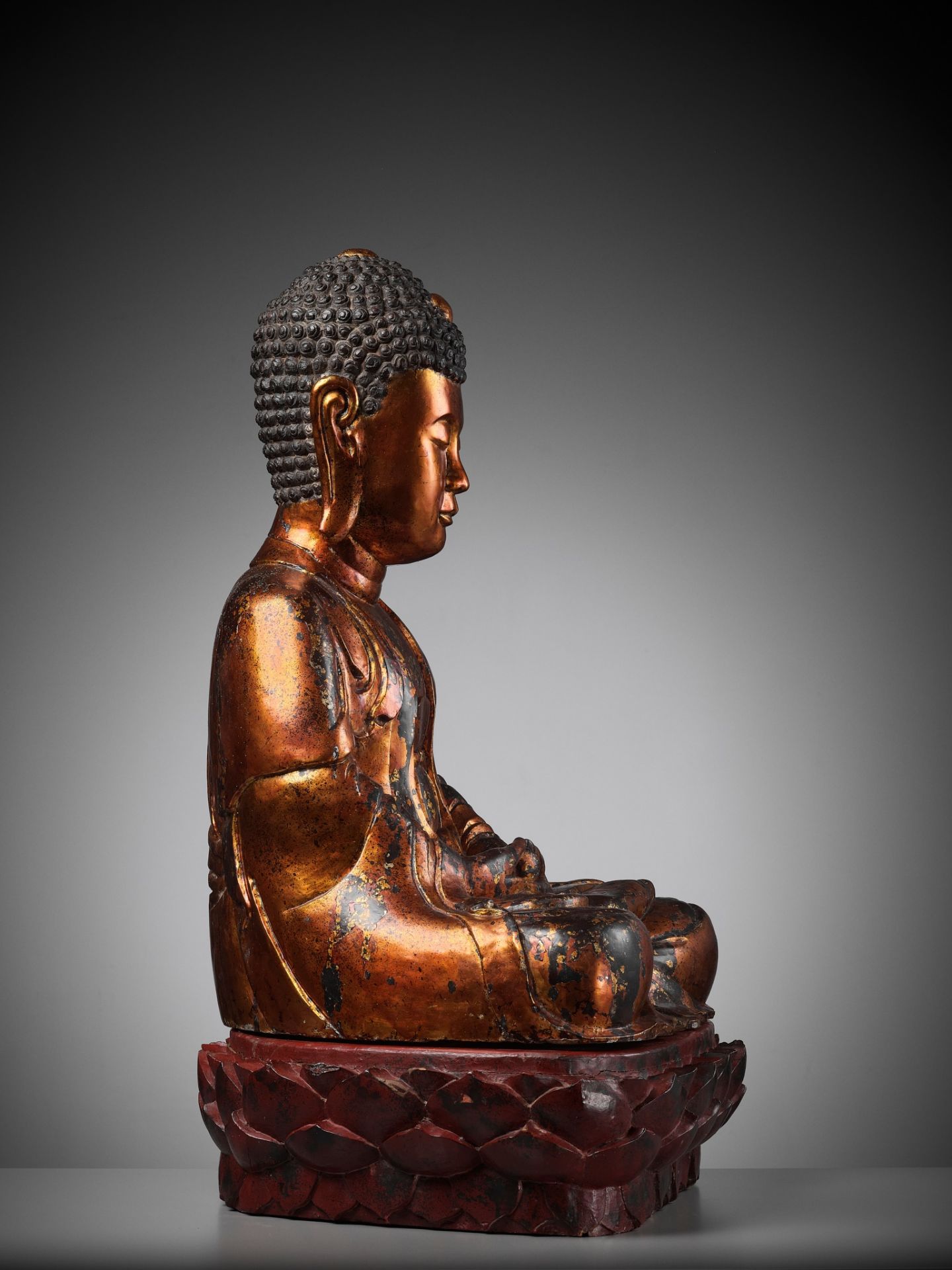 AN EXTRAORDINARY LARGE GILT-LACQUER WOOD STATUE OF BUDDHA, VIETNAM, 17TH-18TH CENTURY - Image 11 of 11