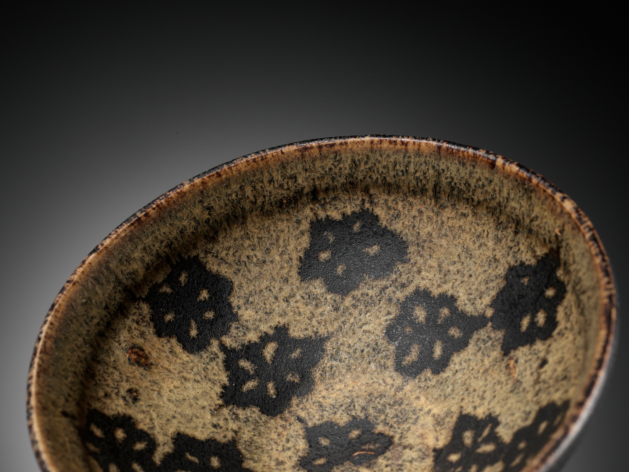 A JIZHOU PAPERCUT RESIST-DECORATED 'PRUNUS' BOWL, SOUTHERN SONG DYNASTY - Image 3 of 14