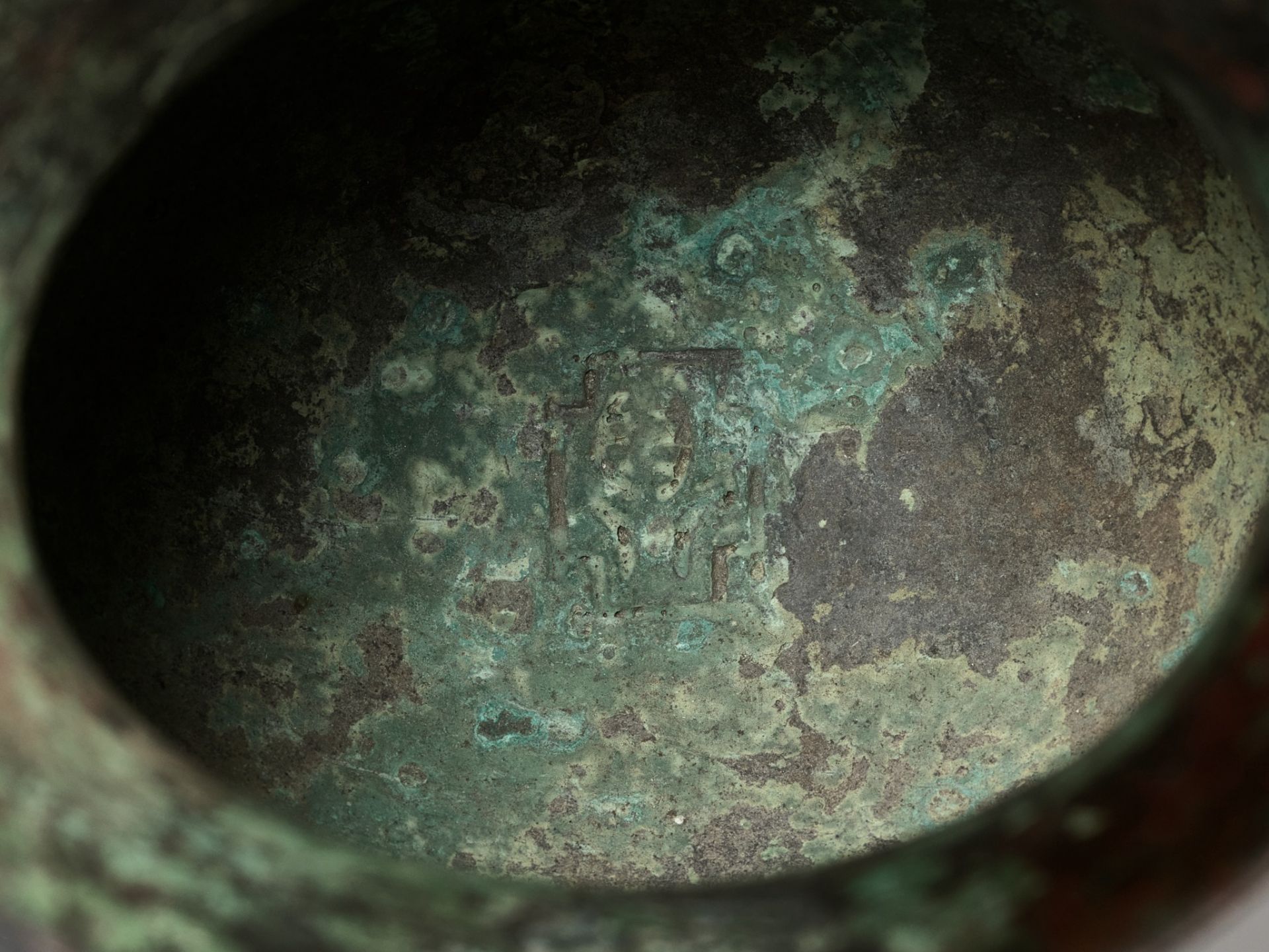 A RARE BRONZE RITUAL WINE VESSEL, ZHI, SHANG DYNASTY, CHINA, 13TH-12TH CENTURY BC - Image 3 of 25