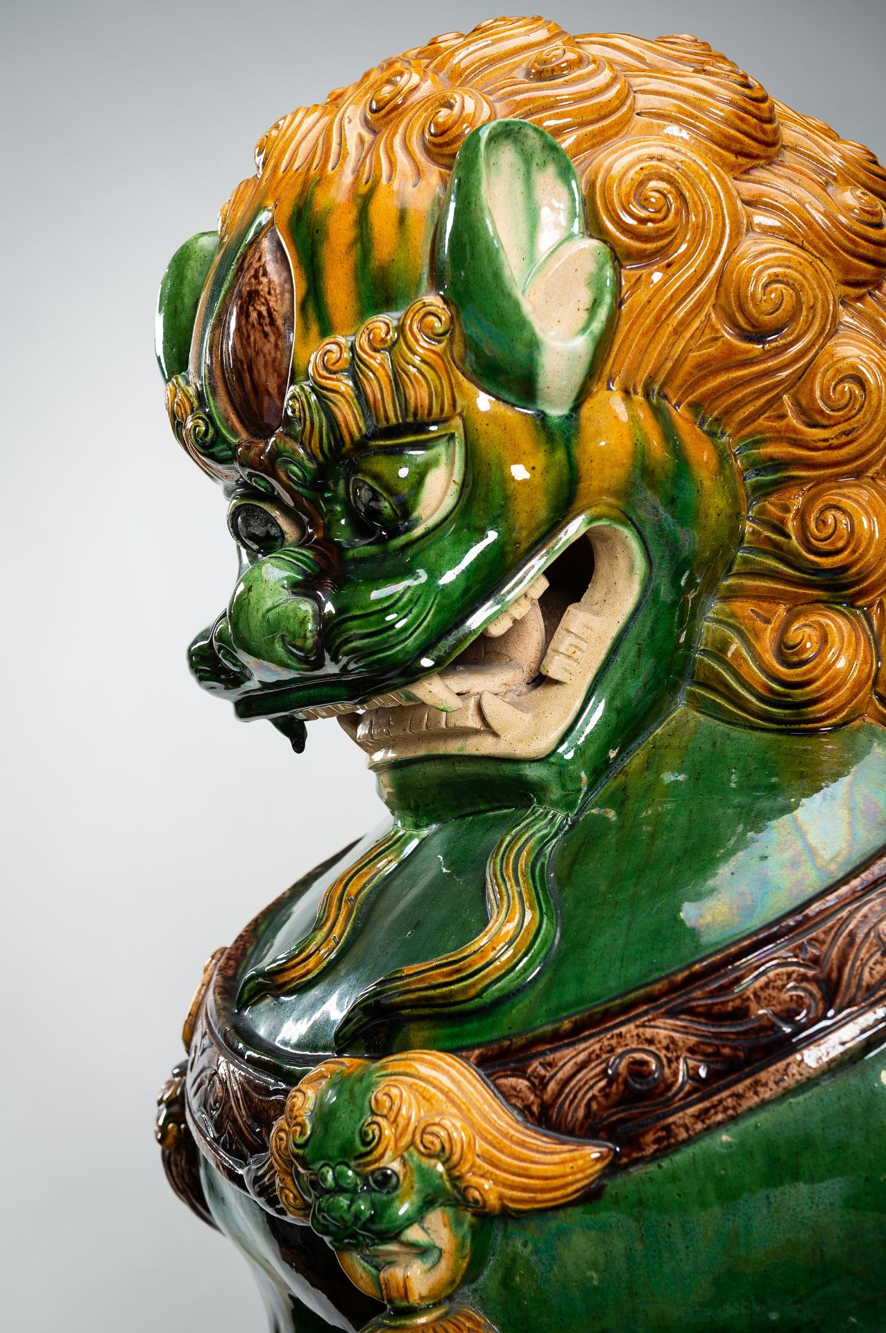 A VERY LARGE SANCAI-GLAZED PAIR OF BUDDHIST LIONS, QING - Image 9 of 31