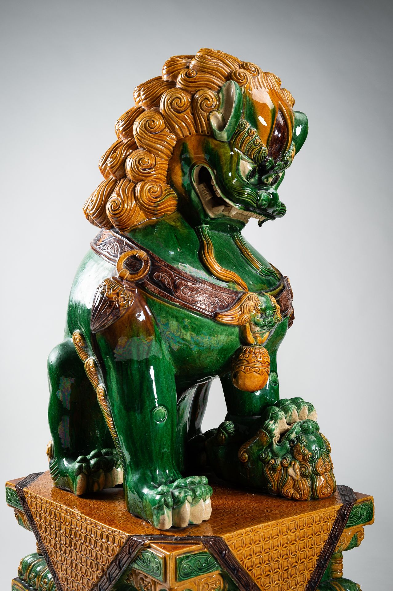 A VERY LARGE SANCAI-GLAZED PAIR OF BUDDHIST LIONS, QING - Image 3 of 31