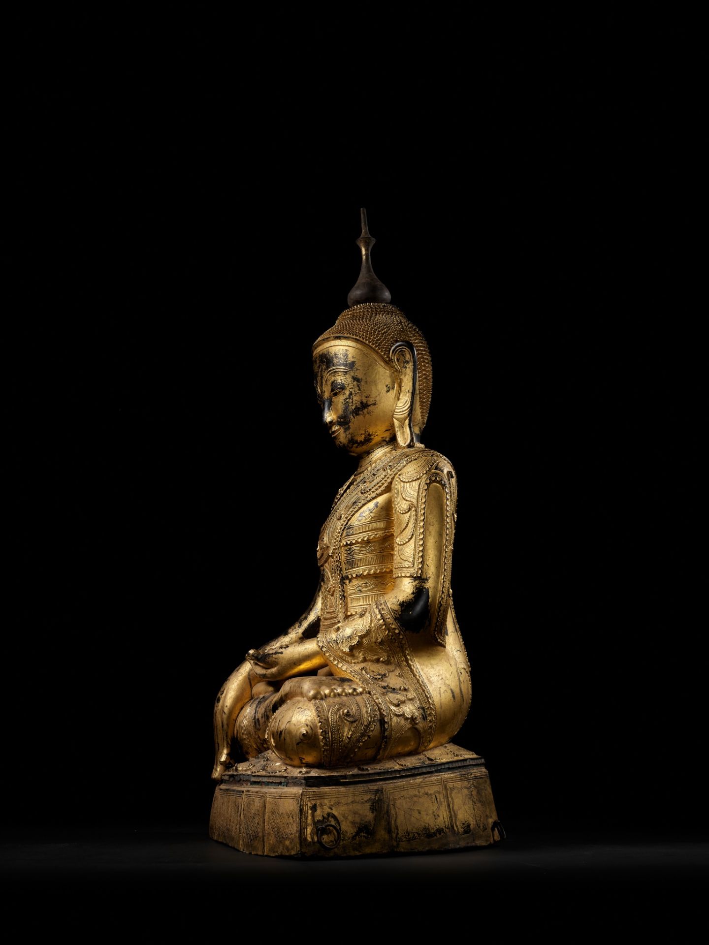 A LARGE GILT-LACQUERED WOOD FIGURE OF BUDDHA SHAKYAMUNI - Image 6 of 10