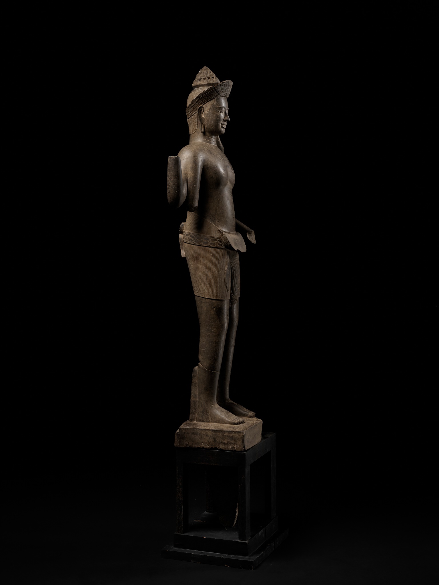 AN EXTREMELY RARE AND MONUMENTAL SANDSTONE STATUE OF VISHNU, ANGKOR PERIOD - Image 16 of 17