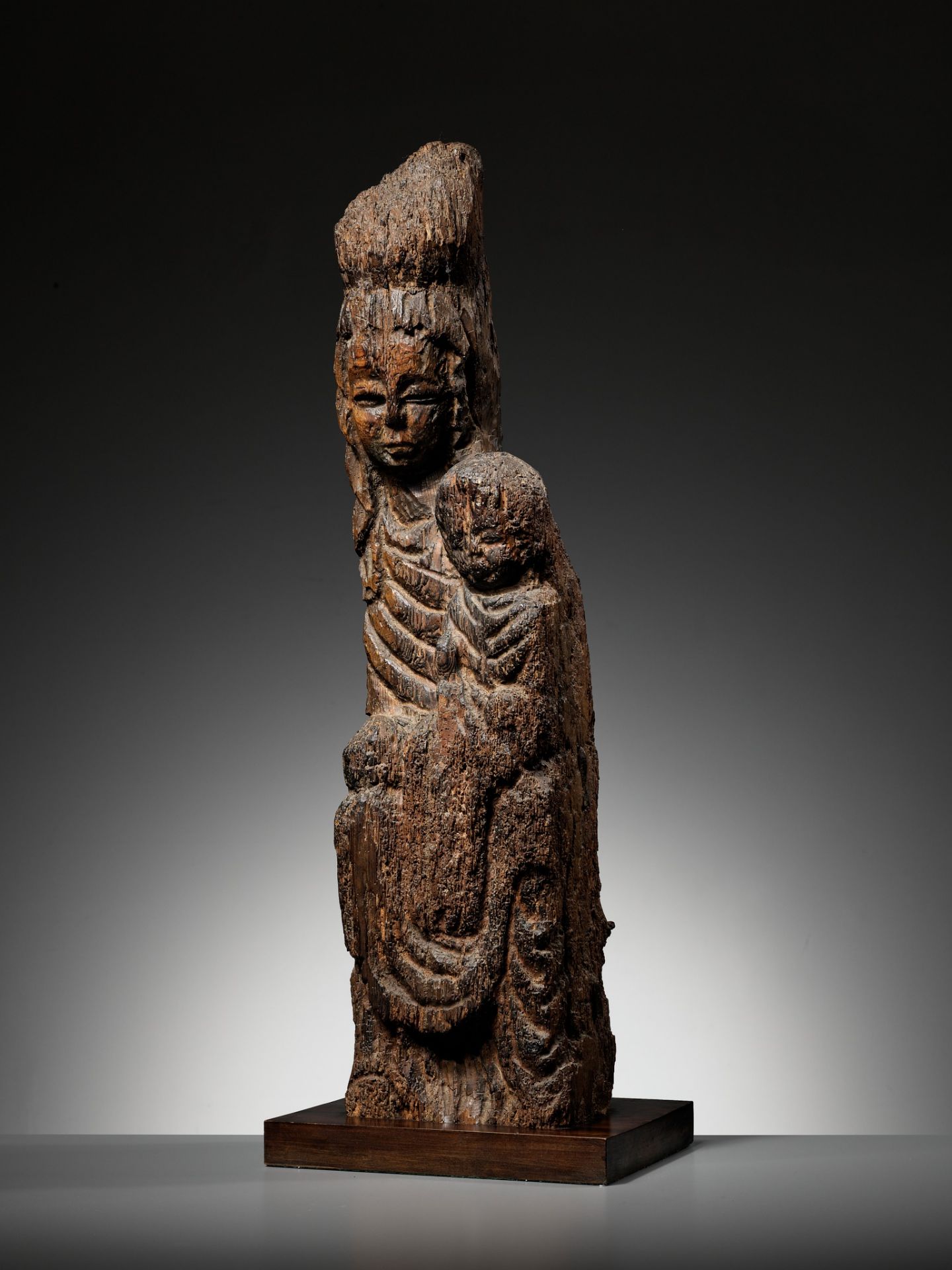 A LARGE WOOD FIGURE OF SONGZI GUANYIN AND CHILD, CHINA, EARLY MING DYNASTY, 14TH-15TH CENTURY - Image 6 of 15