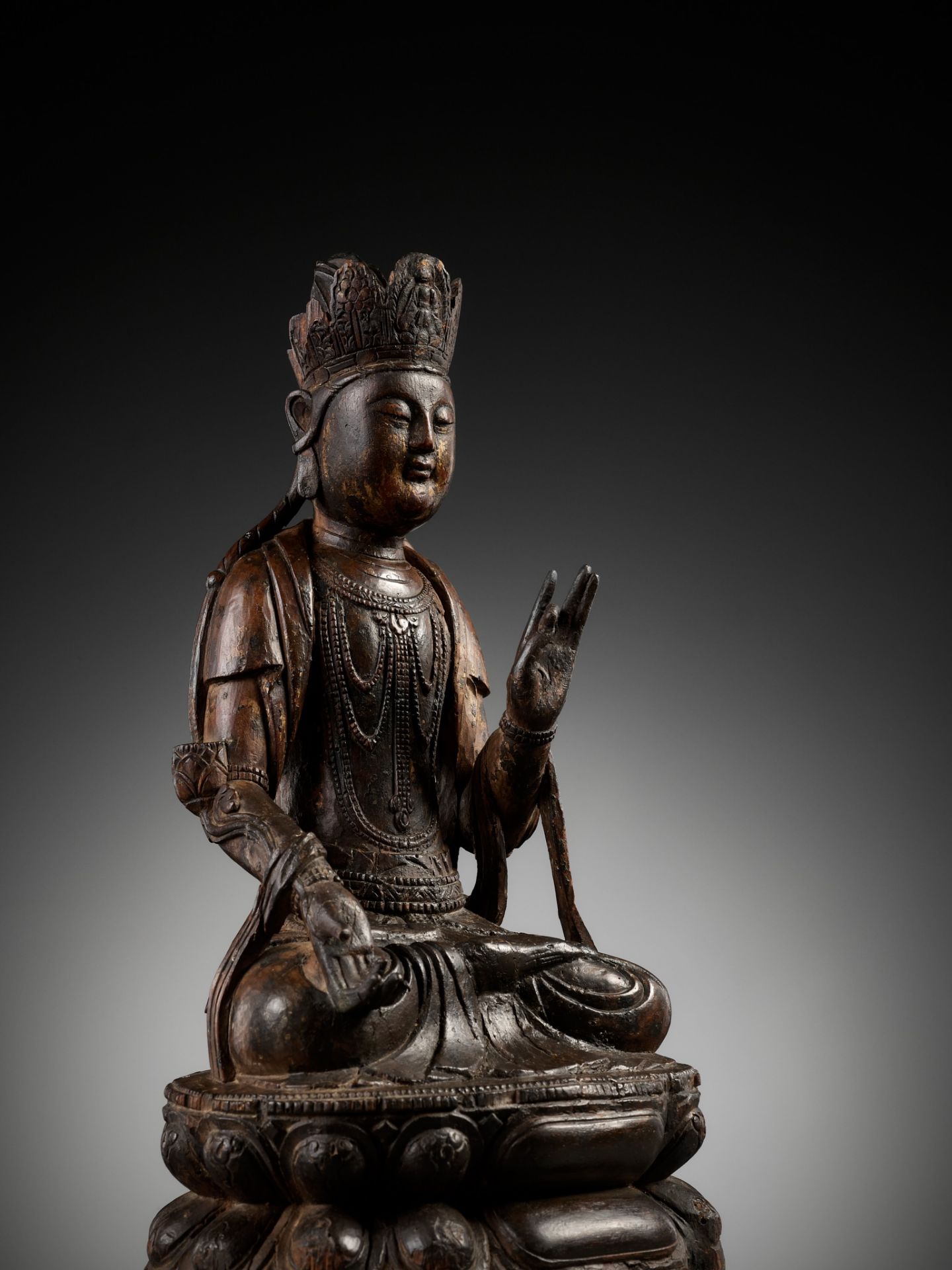 A LACQUERED WOOD FIGURE OF GUANYIN, MING DYNASTY - Image 8 of 10