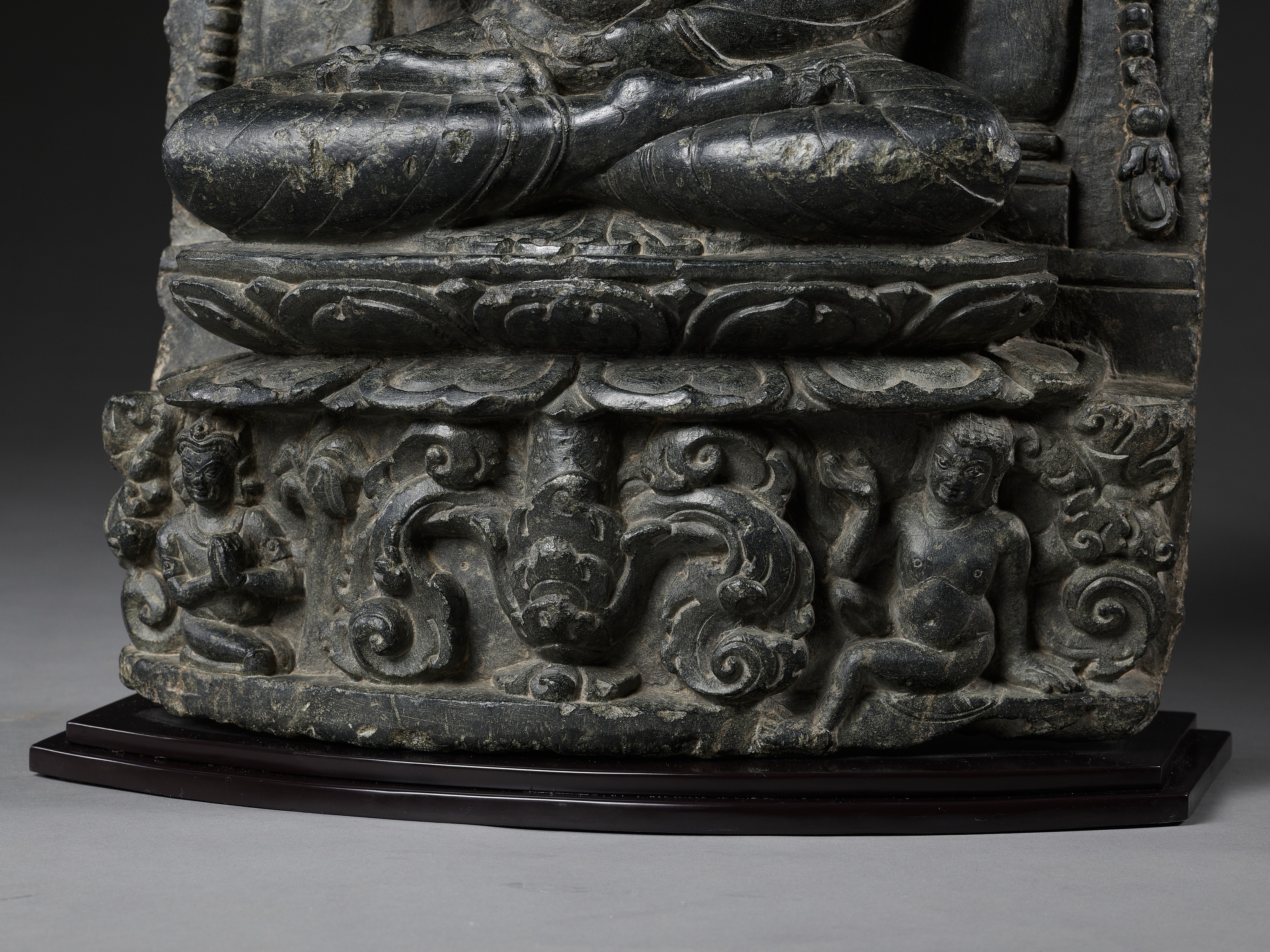 A BLACK SCHIST STELE OF BUDDHA SHAKYAMUNI, PALA PERIOD - Image 16 of 17