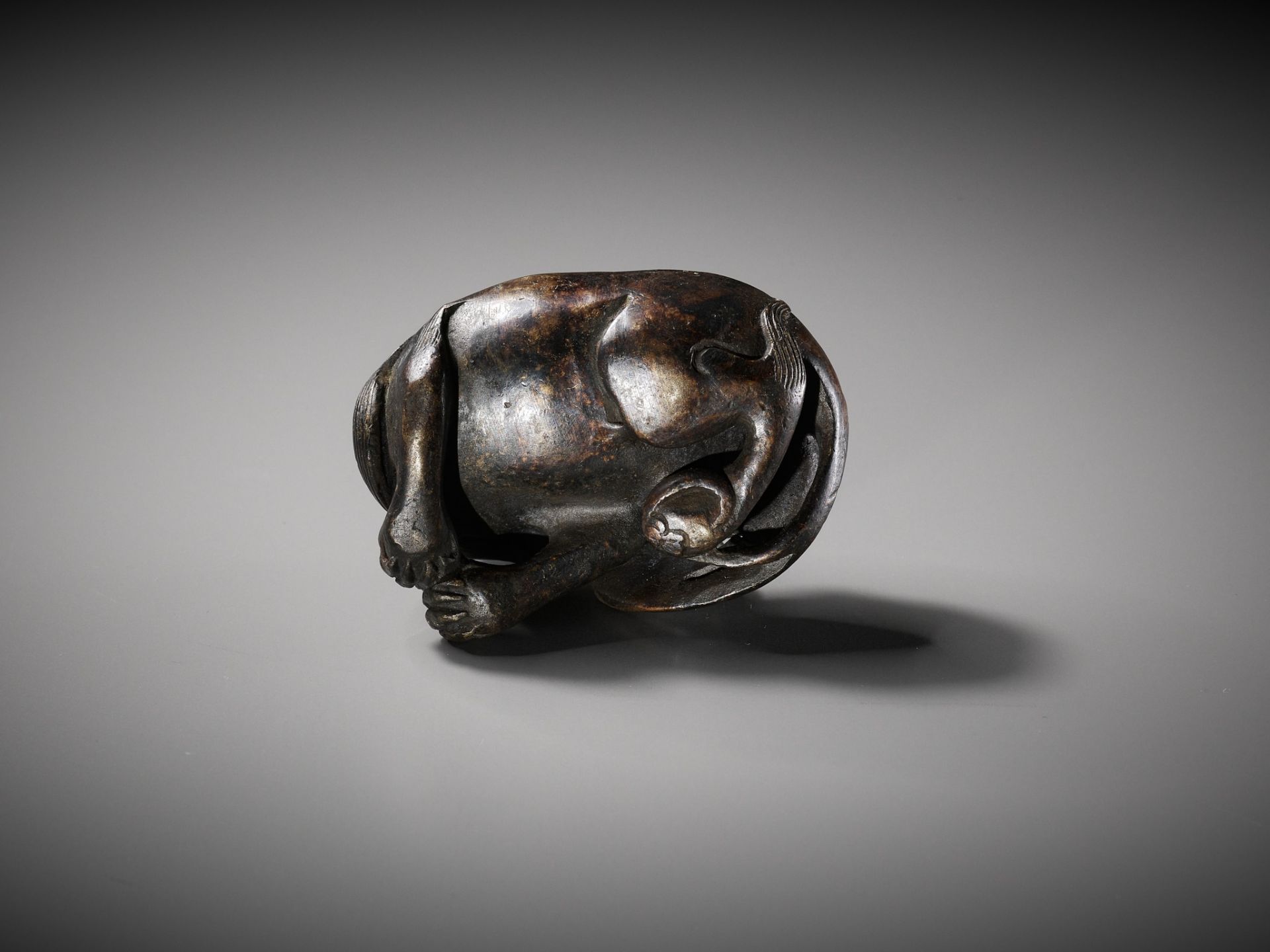 A BRONZE 'BUDDHIST LION' SCROLL WEIGHT, LATE MING DYNASTY - Image 13 of 14