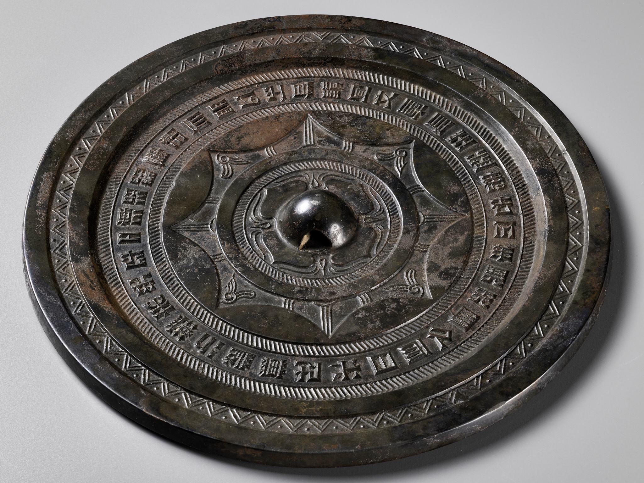 A LARGE BRONZE MIRROR WITH A 37-CHARACTER INSCRIPTION, HAN DYNASTY, CHINA, 206 BC-220 AD - Image 12 of 16