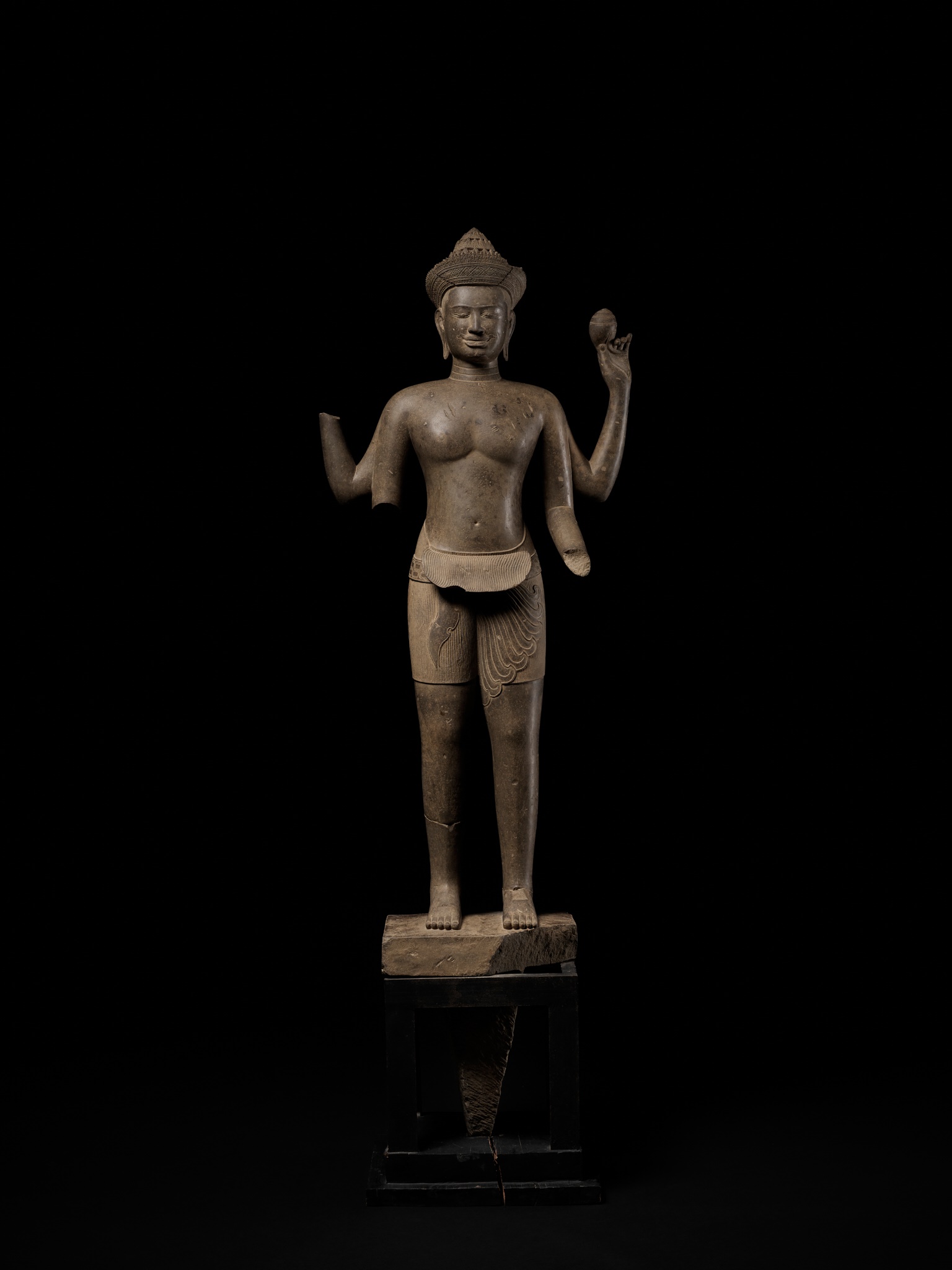 AN EXTREMELY RARE AND MONUMENTAL SANDSTONE STATUE OF VISHNU, ANGKOR PERIOD - Image 3 of 17
