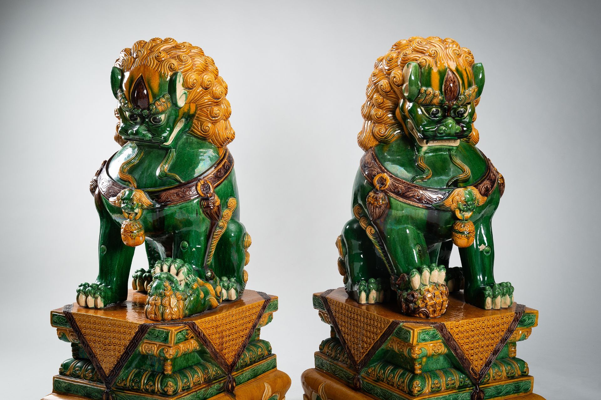 A VERY LARGE SANCAI-GLAZED PAIR OF BUDDHIST LIONS, QING - Image 18 of 31
