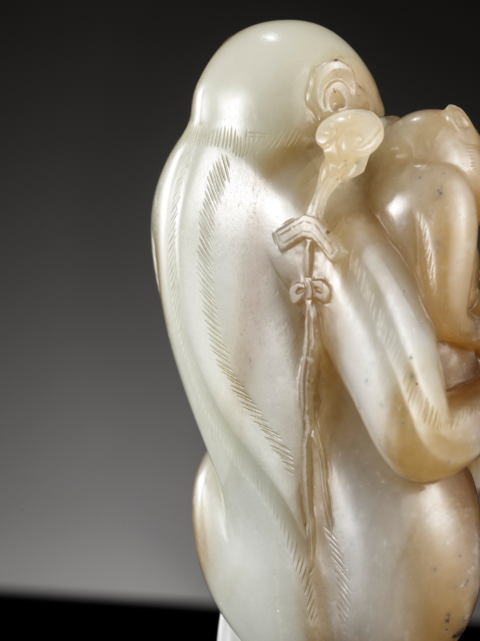 A FINE PALE CELADON AND CHESTNUT BROWN JADE 'MONKEYS AND PEACH' GROUP, 18TH CENTURY - Image 12 of 21