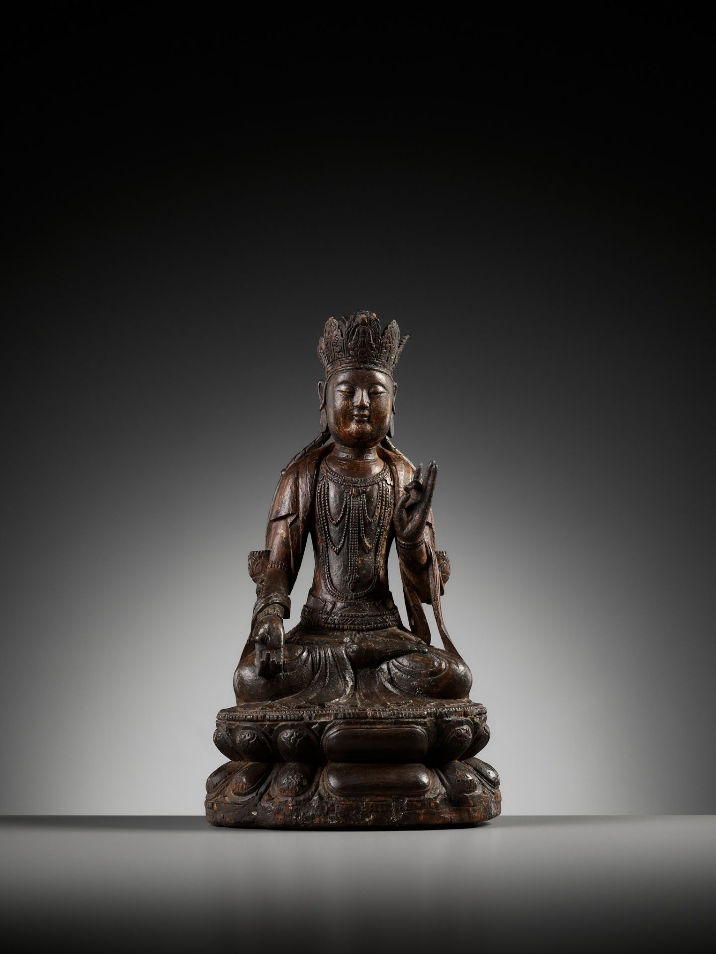 A LACQUERED WOOD FIGURE OF GUANYIN, MING DYNASTY - Image 3 of 10