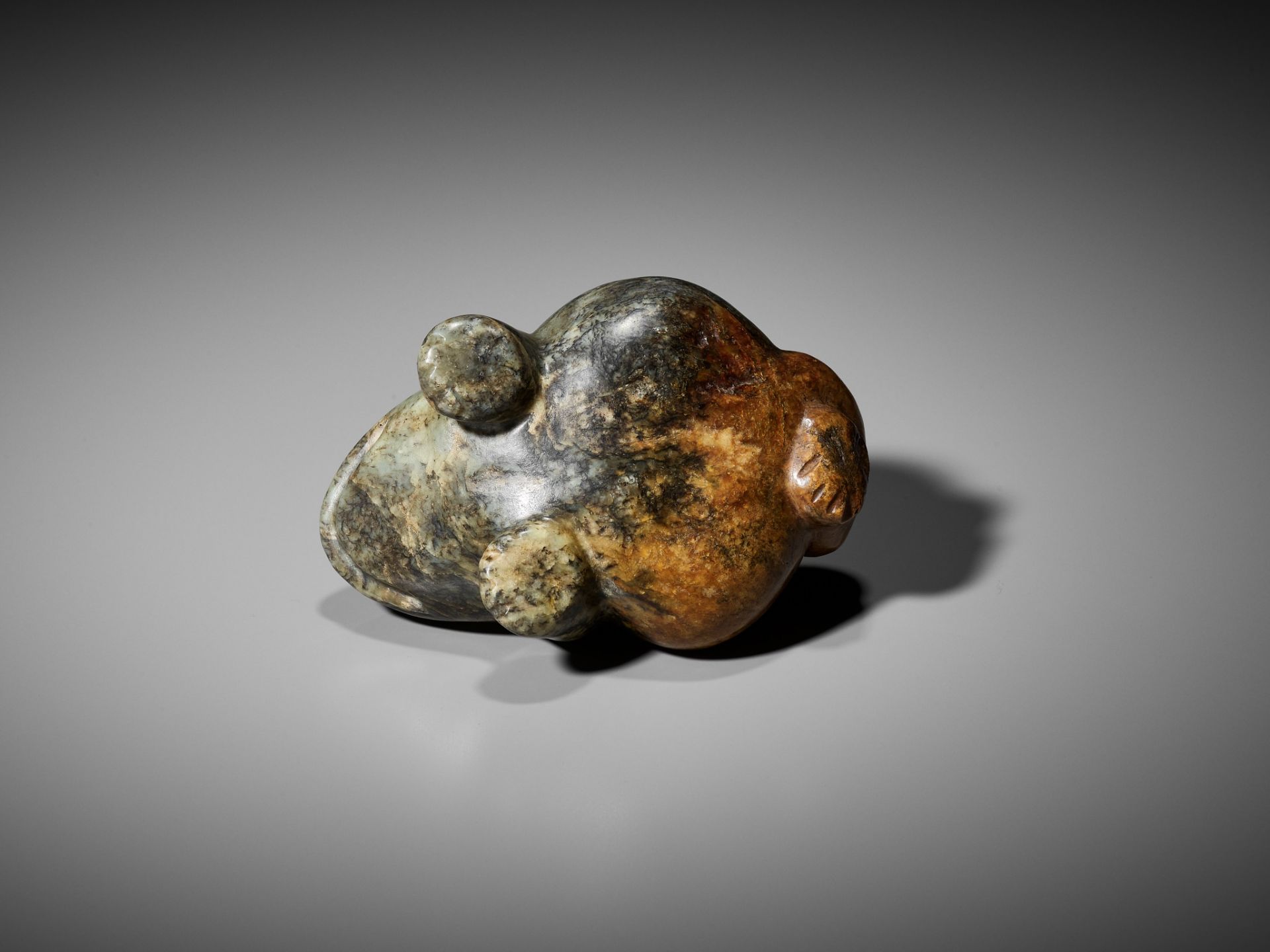 A LARGE GREEN AND RUSSET JADE FIGURE OF A THREE-LEGGED TOAD, MING DYNASTY - Image 12 of 13