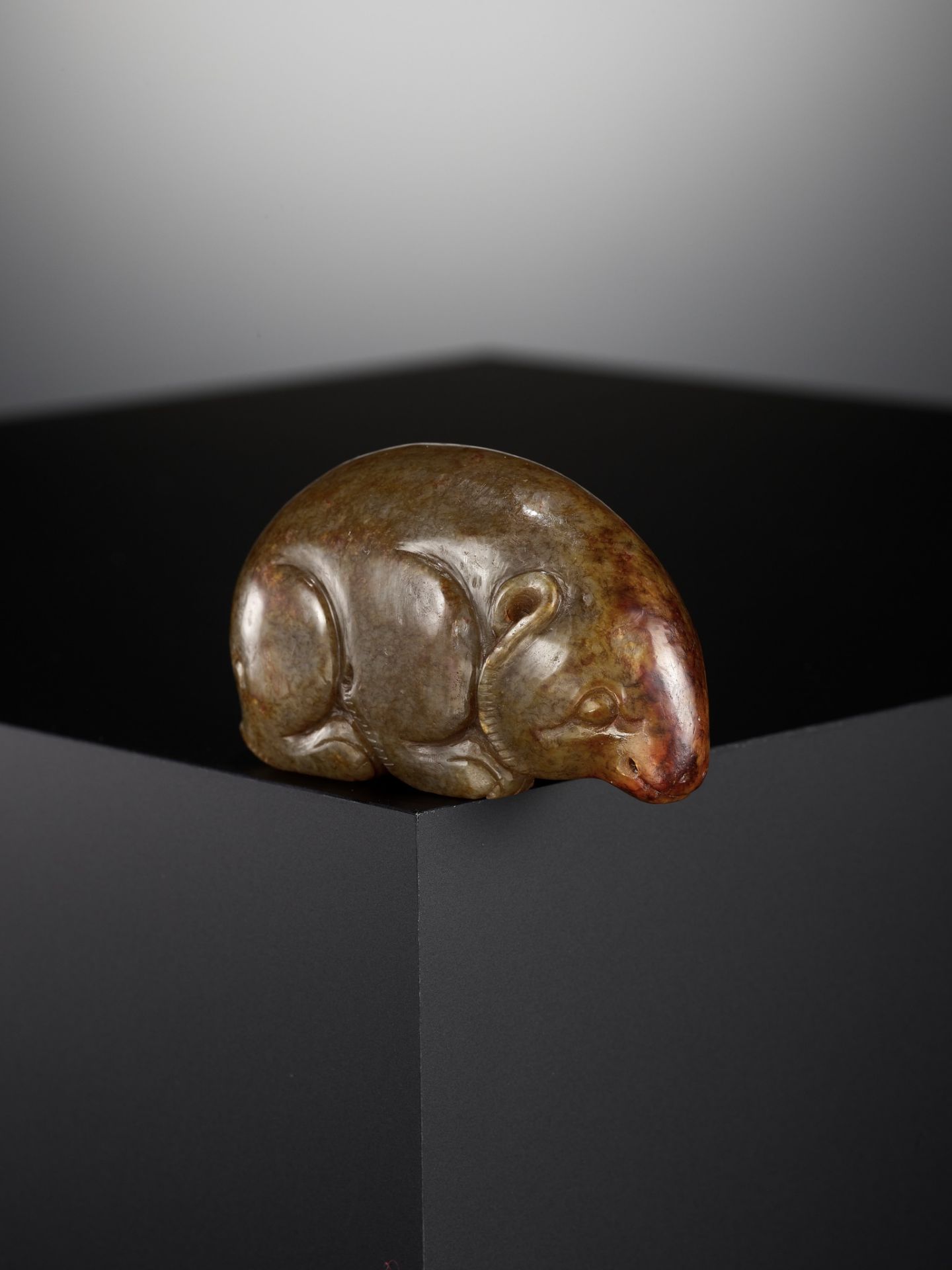 A DEEP CELADON AND RUSSET JADE 'CROUCHING BEAR' PENDANT, SONG TO MING DYNASTY - Image 5 of 10