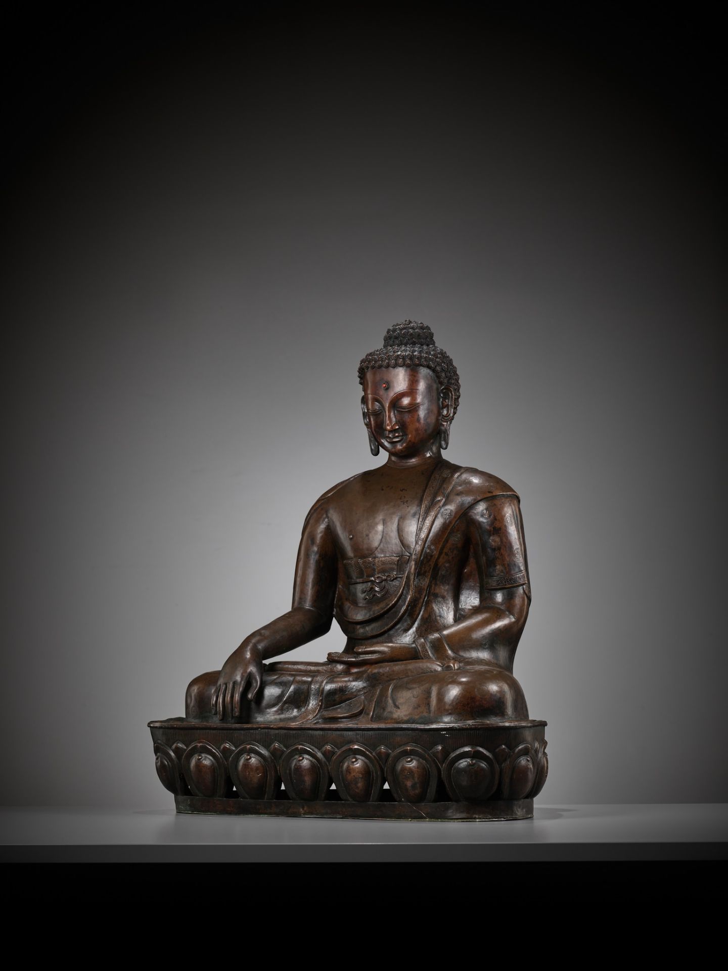 A LARGE CAST AND REPOUSSE COPPER FIGURE OF BUDDHA SHAKYAMUNI, QING DYNASTY - Image 5 of 12
