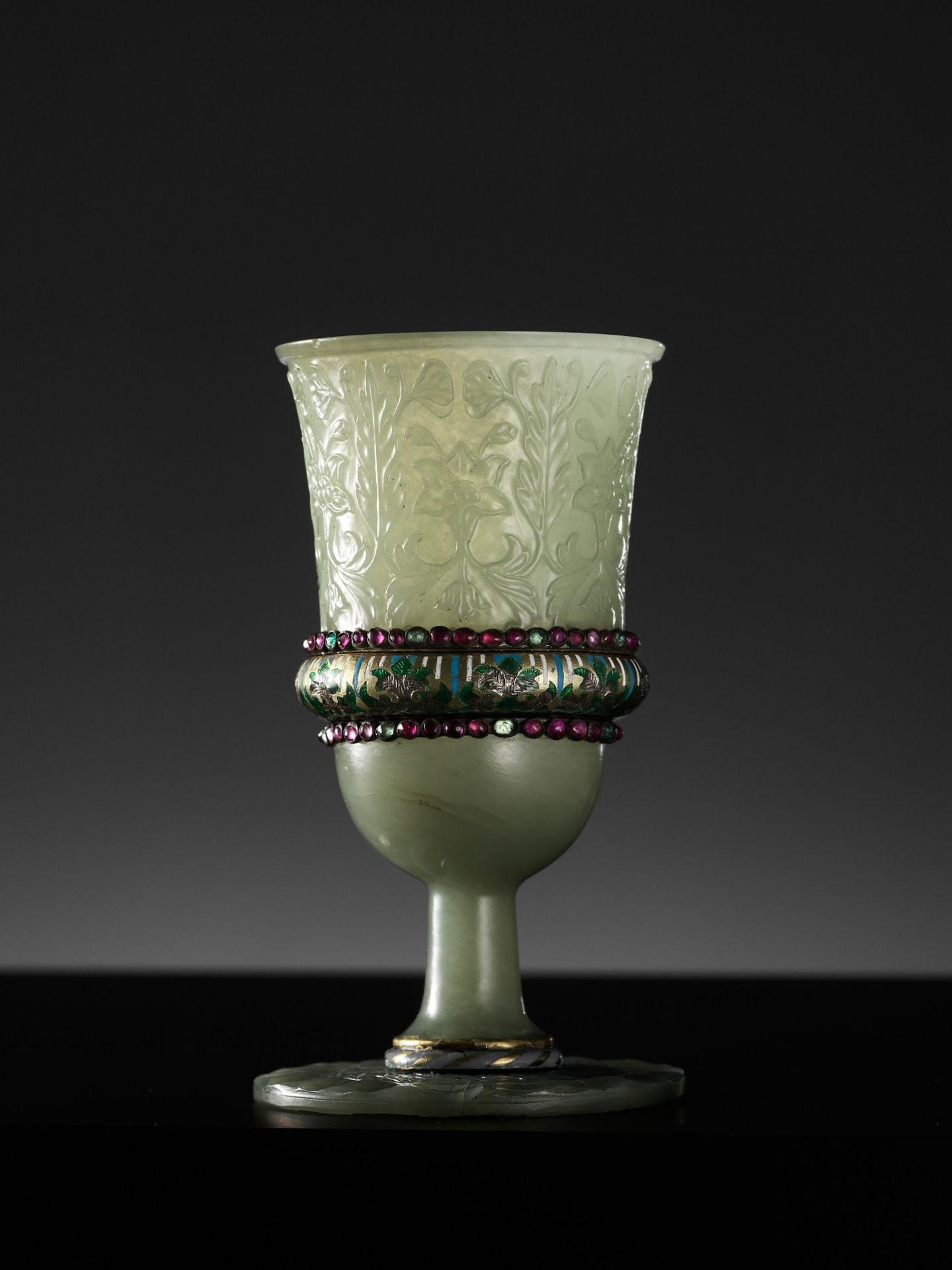 A MUGHAL GILT AND 'GEM'-INLAID JADE STEM CUP, INDIA, 18TH CENTURY - Image 6 of 11