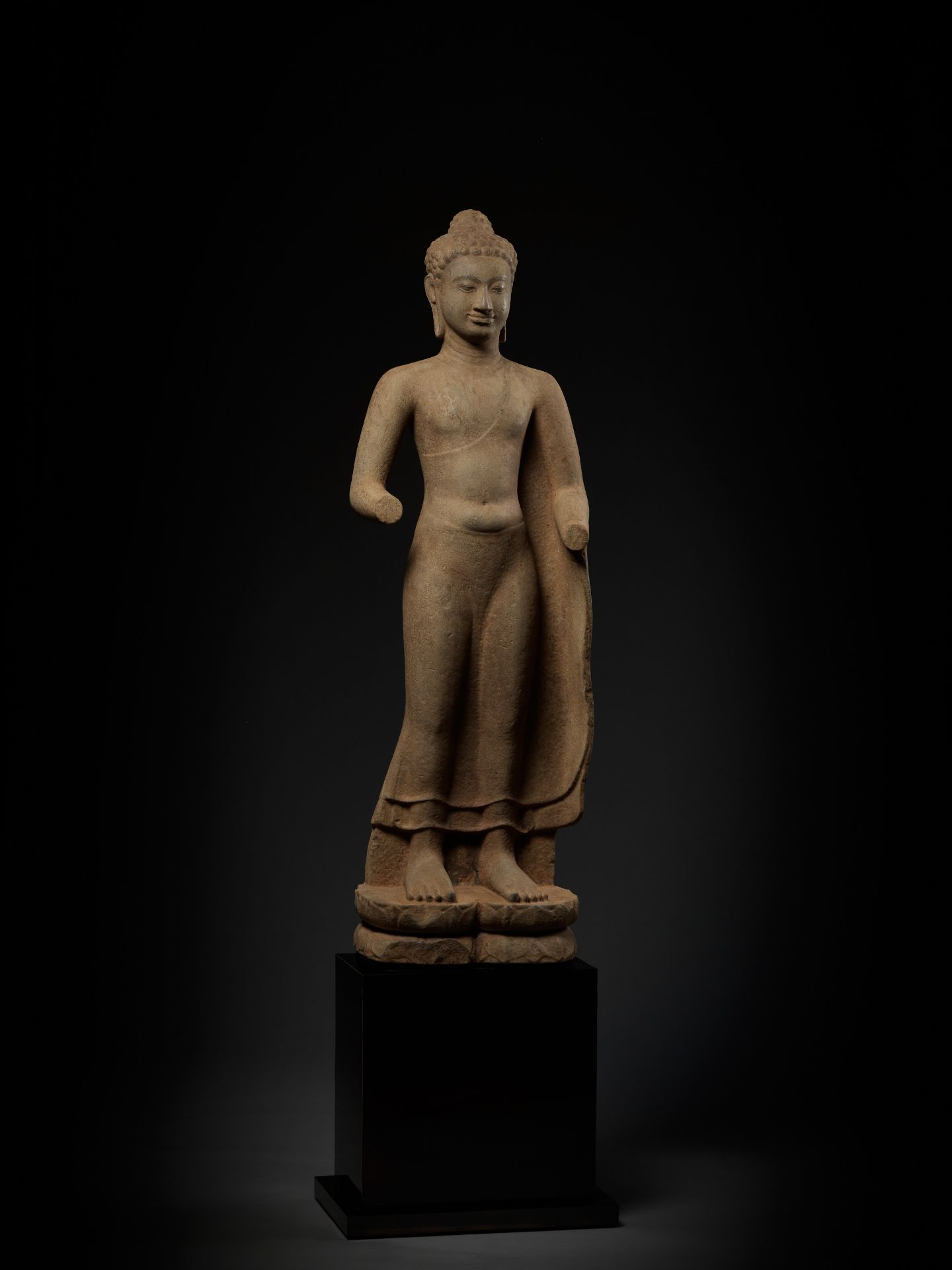 A MONUMENTAL AND HIGHLY IMPORTANT SANDSTONE FIGURE OF BUDDHA, PRE-ANGKOR PERIOD - Image 11 of 22