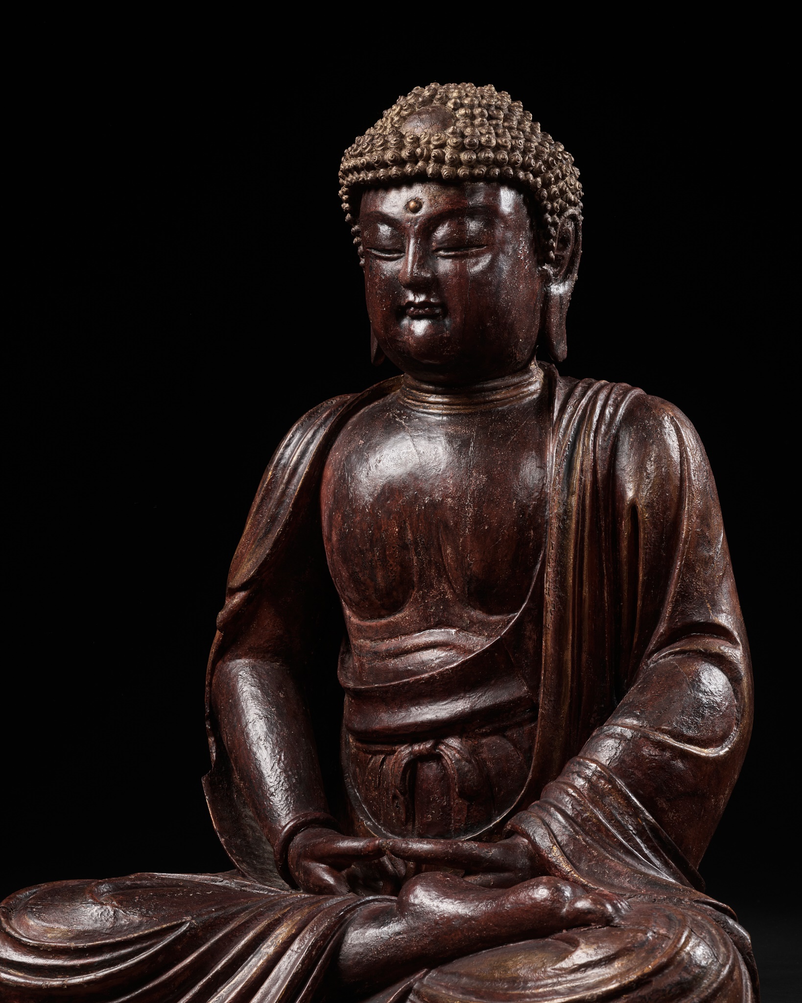 A LARGE LACQUERED WOOD FIGURE OF BUDDHA, LATE MING/EARLY QING DYNASTY, CIRCA 17TH CENTURY