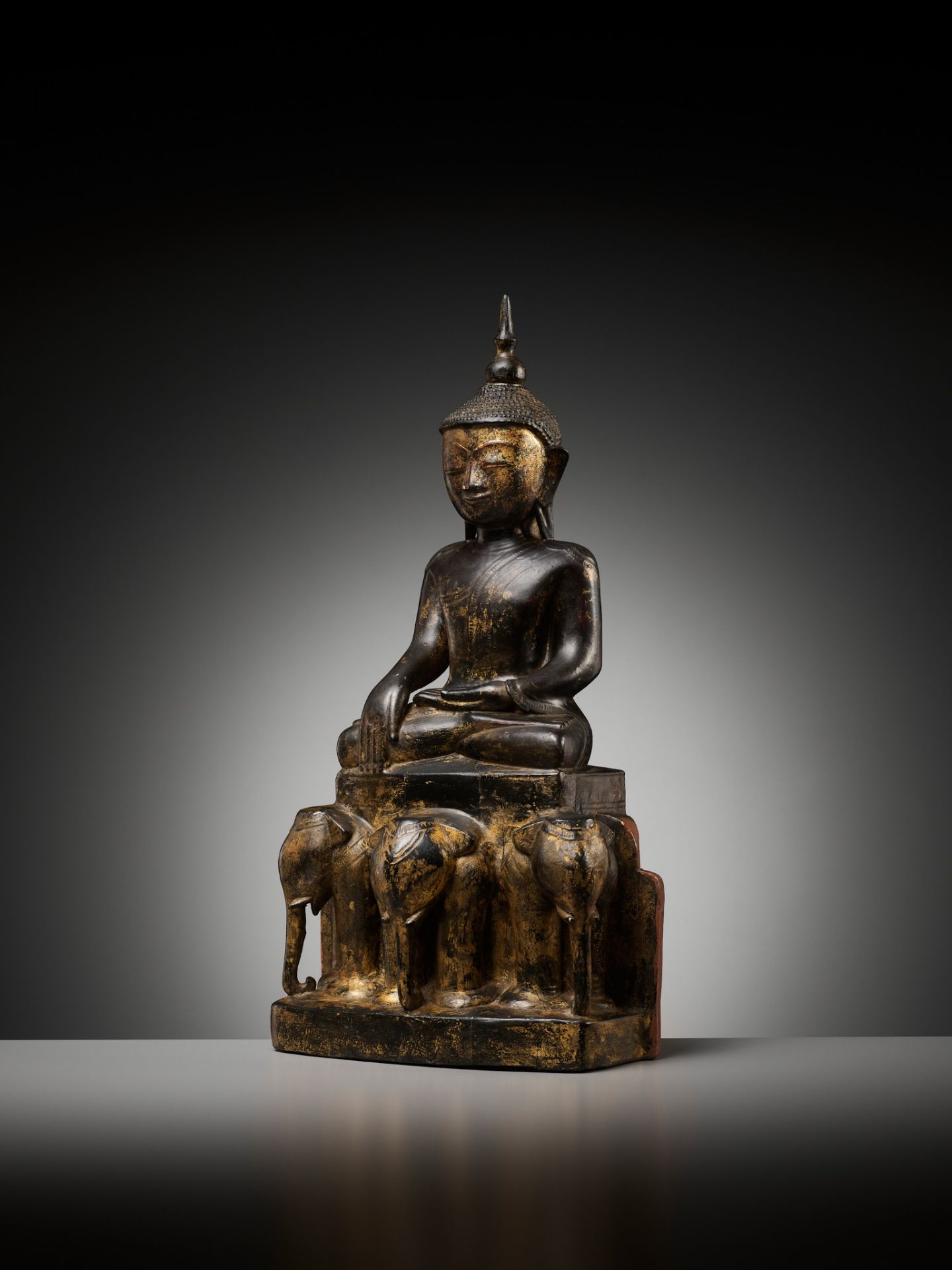 A LARGE GILT AND LACQUERED WOOD SCULPTURE OF BUDDHA SHAKYAMUNI, BURMA, 17TH-18TH CENTURY - Image 2 of 9