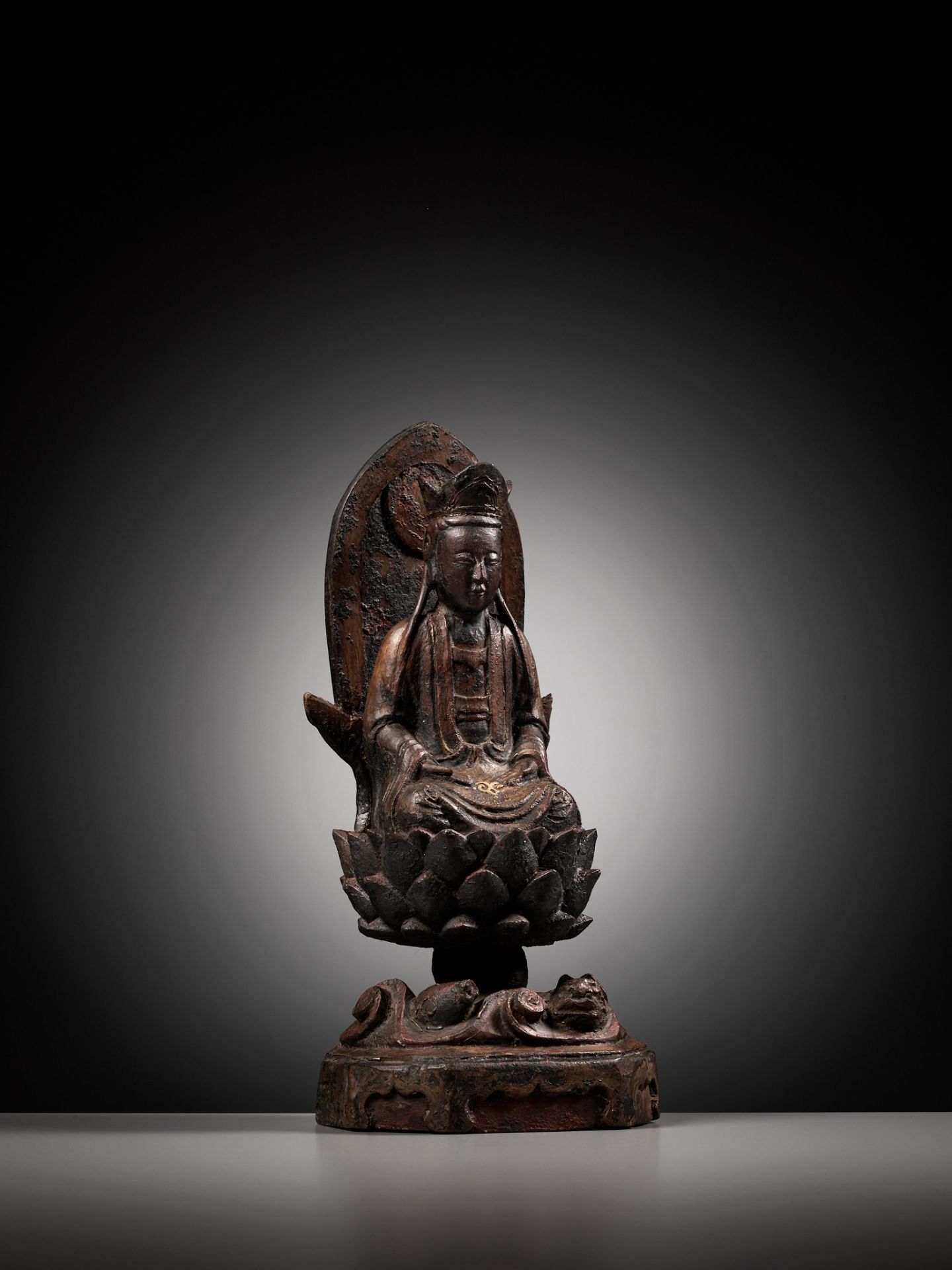 A LACQUERED WOOD FIGURE OF GUANYIN, MING DYNASTY - Image 7 of 9