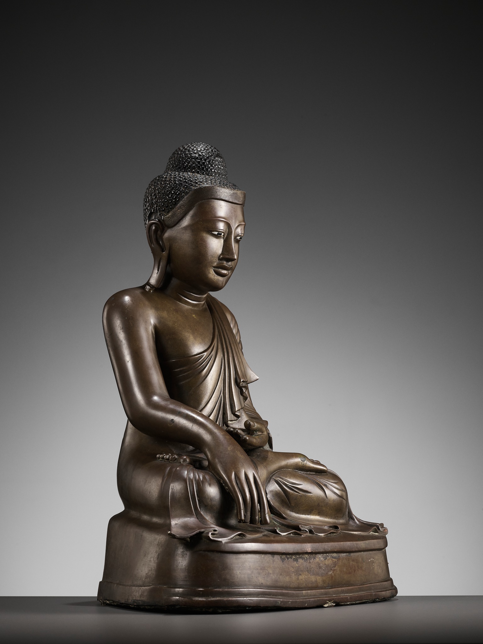 A BRONZE STATUE OF BUDDHA SHAKYAMUNI, MANDALAY PERIOD - Image 11 of 16