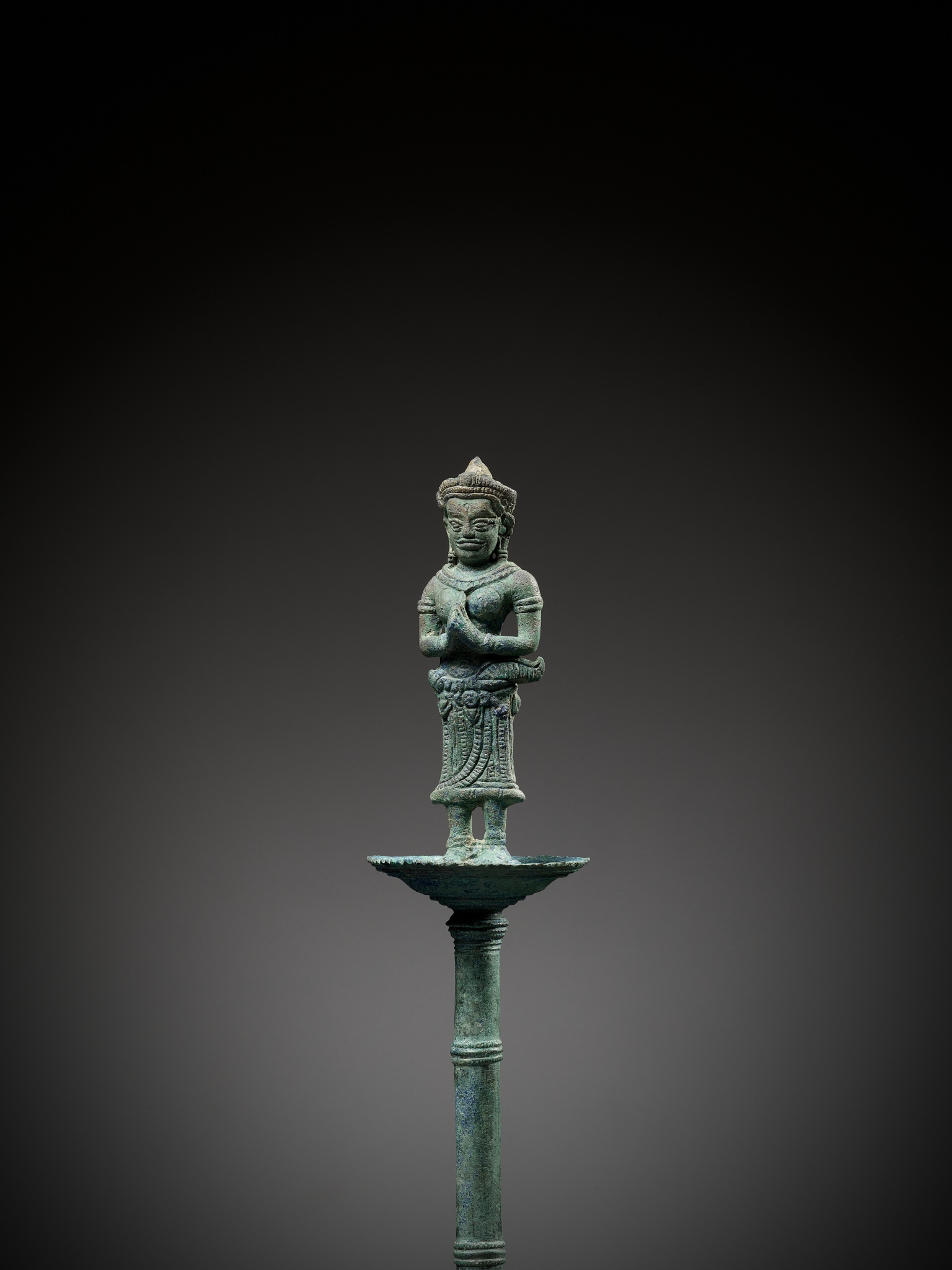 A KHMER BRONZE FITTING WITH A FIGURE OF A FEMALE DEITY, ANGKOR PERIOD - Image 4 of 15