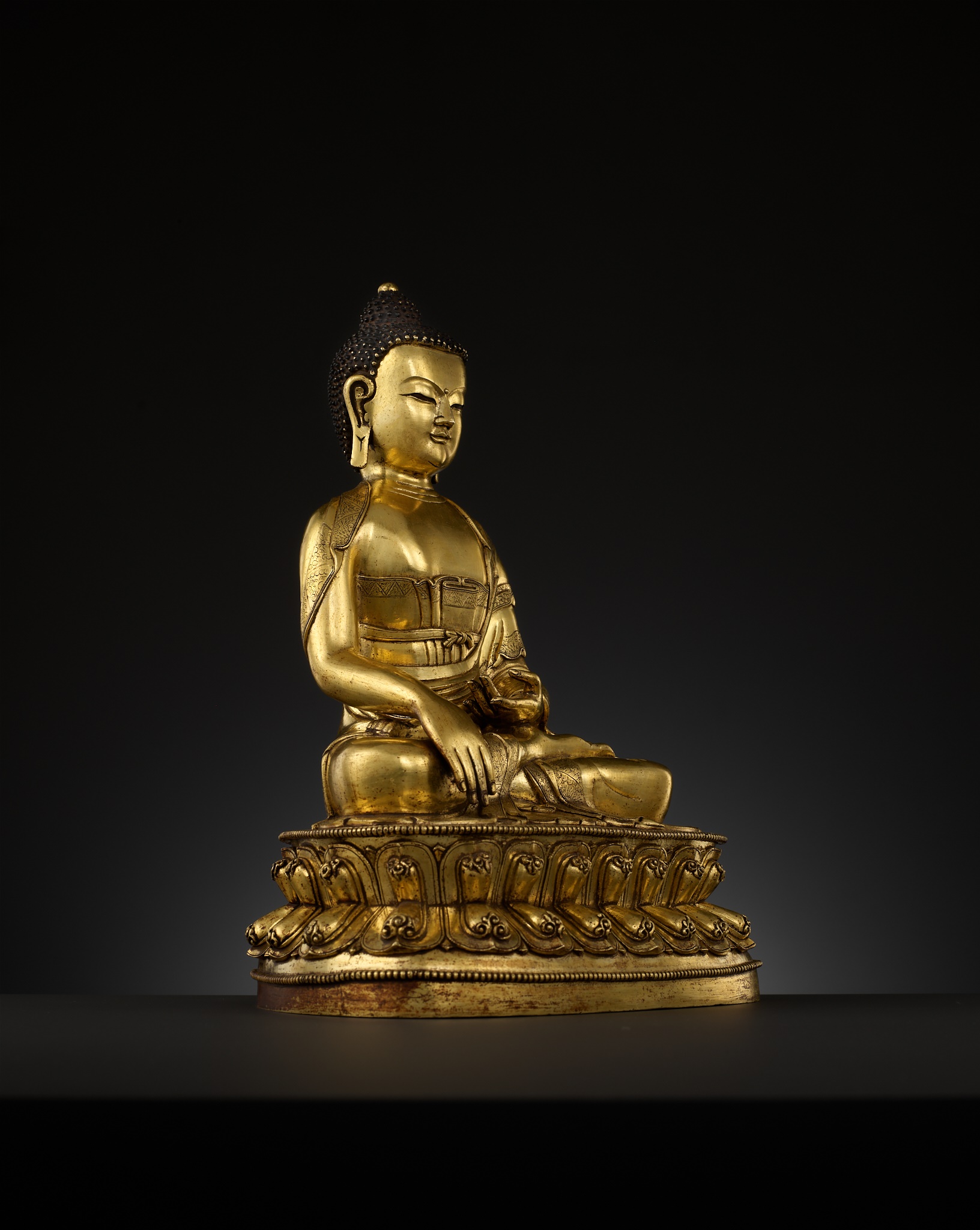 A LARGE GILT-BRONZE FIGURE OF BUDDHA SHAKYAMUNI, KANGXI TO YONGZHENG PERIOD - Image 12 of 13