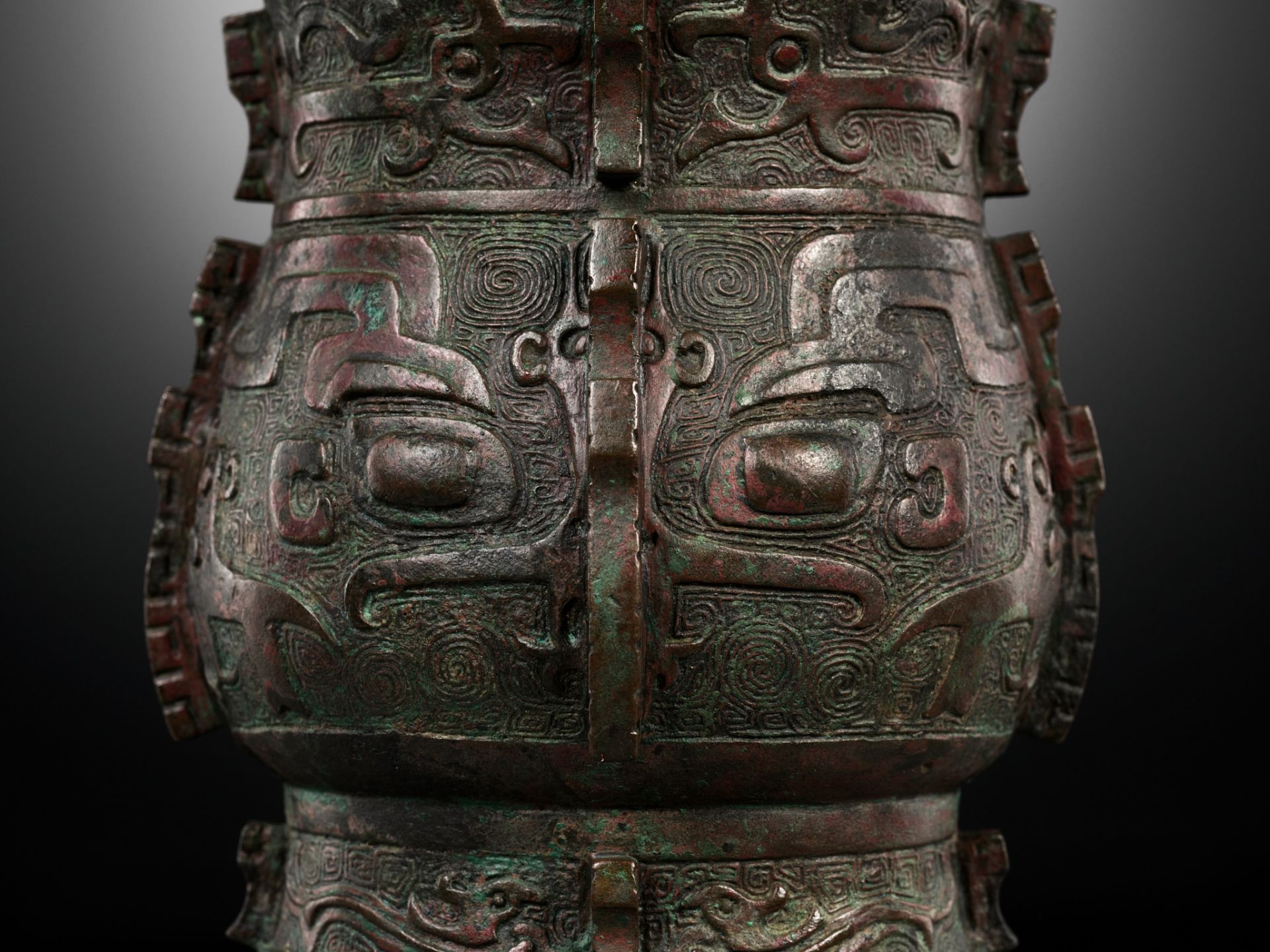 A RARE BRONZE RITUAL WINE VESSEL, ZHI, SHANG DYNASTY, CHINA, 13TH-12TH CENTURY BC - Image 10 of 25
