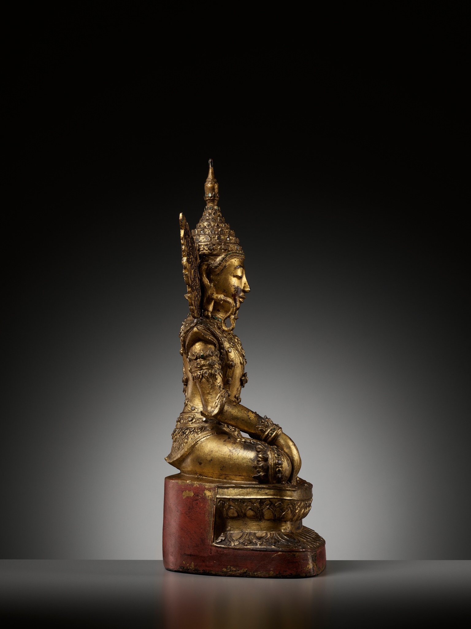 A GILT-LACQUERED WOOD FIGURE OF BUDDHA SHAKYAMUNI, SHAN STATE, BURMA,LATE 18TH TO EARLY 19TH CENTURY - Image 8 of 9