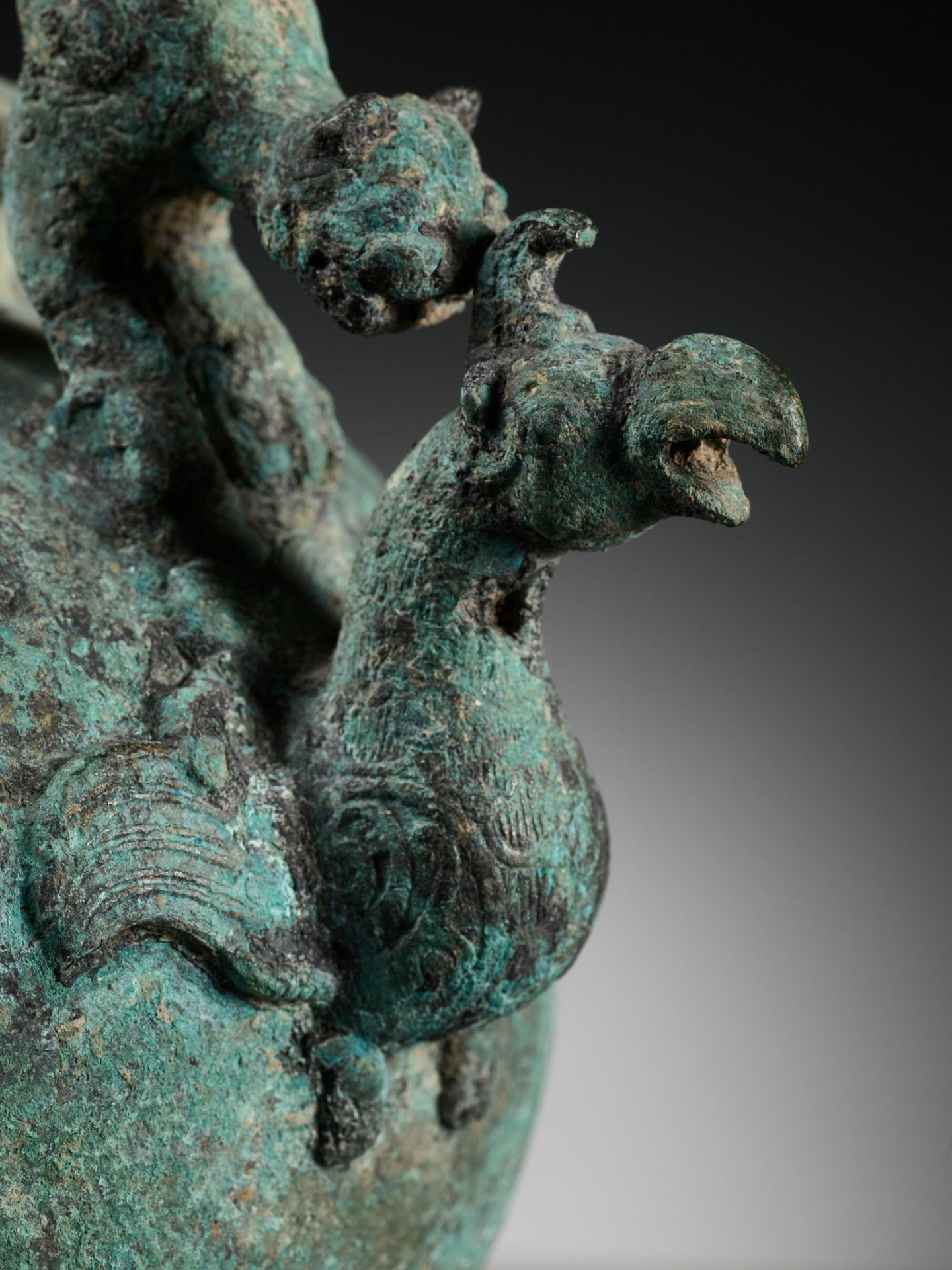 A BRONZE TRIPOD RITUAL VESSEL AND COVER, HE, LATE WARRING STATES TO WESTERN HAN PERIOD - Image 3 of 20