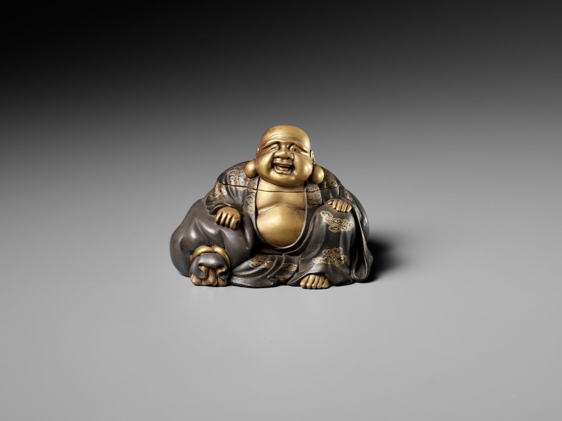 A FINE LACQUER KOGO (INCENSE BOX) AND COVER IN THE FORM OF HOTEI - Image 3 of 9