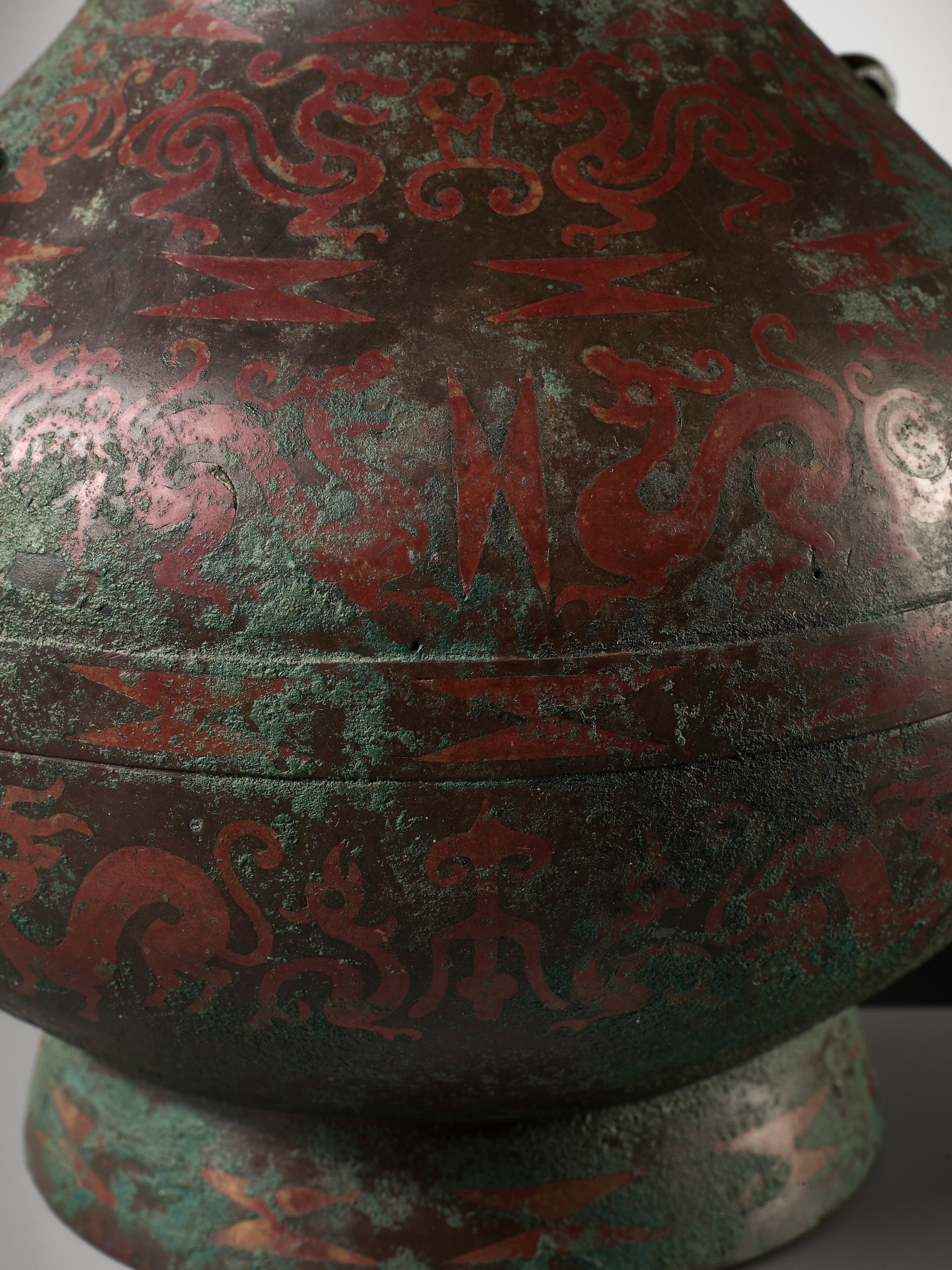 A COPPER-INLAID BRONZE RITUAL WINE VESSEL AND COVER, HU, EASTERN ZHOU DYNASTY - Image 20 of 27