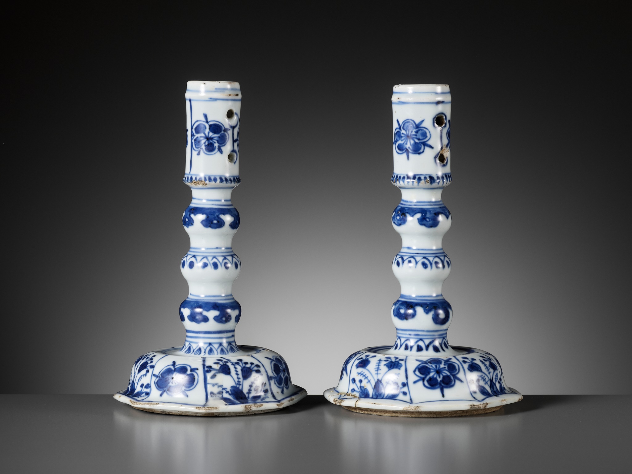 A PAIR OF BLUE AND WHITE CANDLESTICKS, KANGXI PERIOD - Image 3 of 10