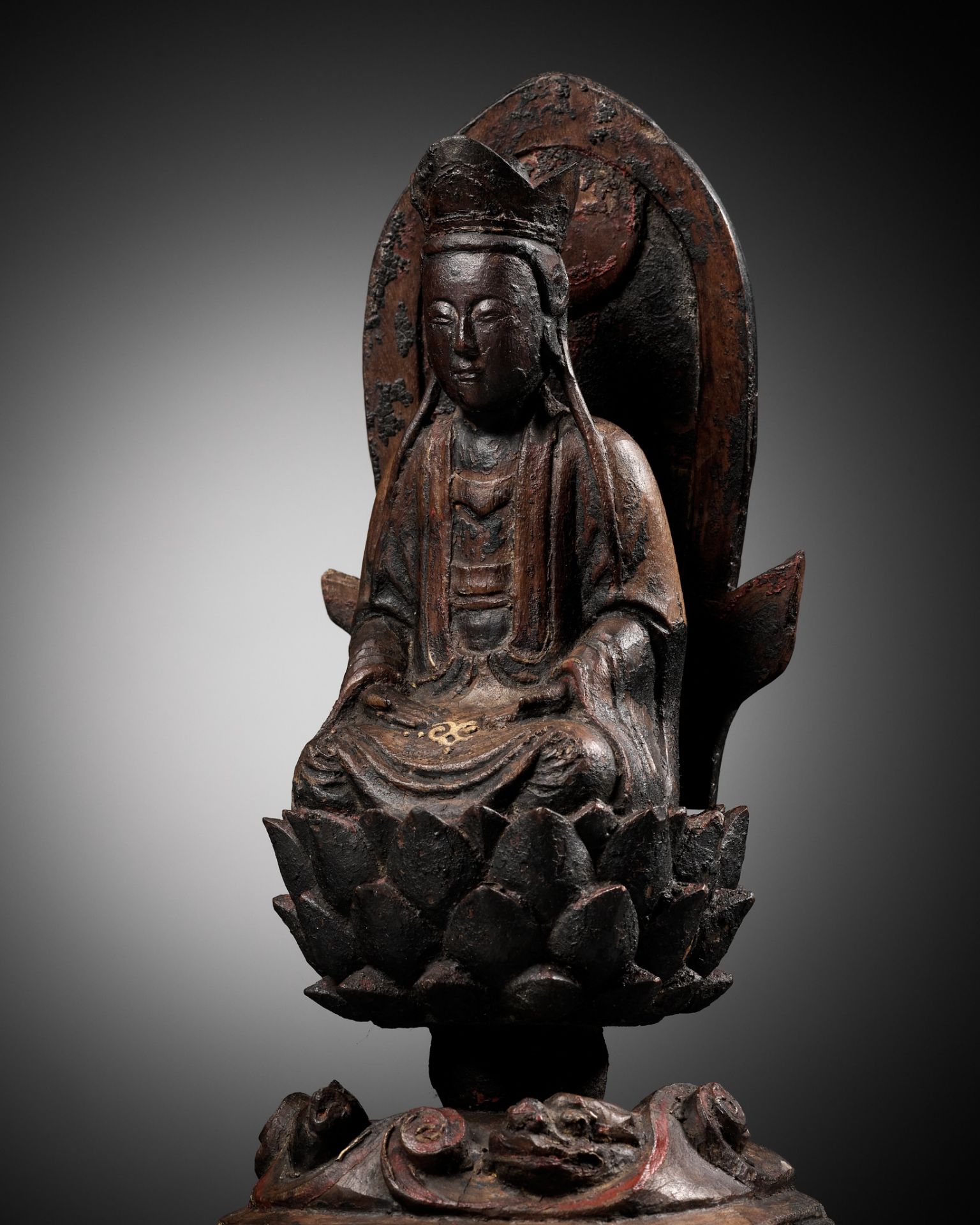 A LACQUERED WOOD FIGURE OF GUANYIN, MING DYNASTY