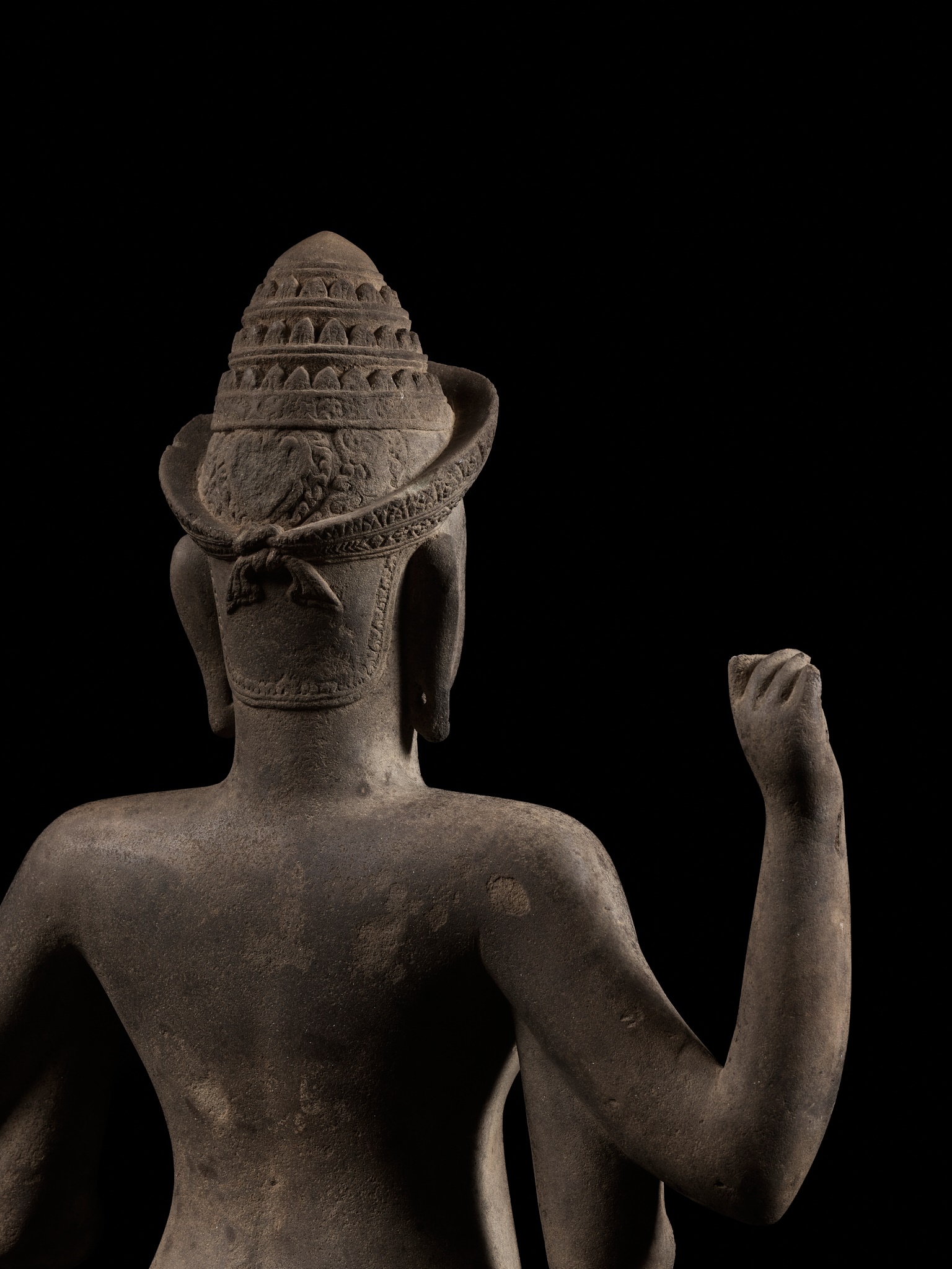 A KHMER SANDSTONE FIGURE OF A MALE DEITY, ANGKOR PERIOD - Image 8 of 13