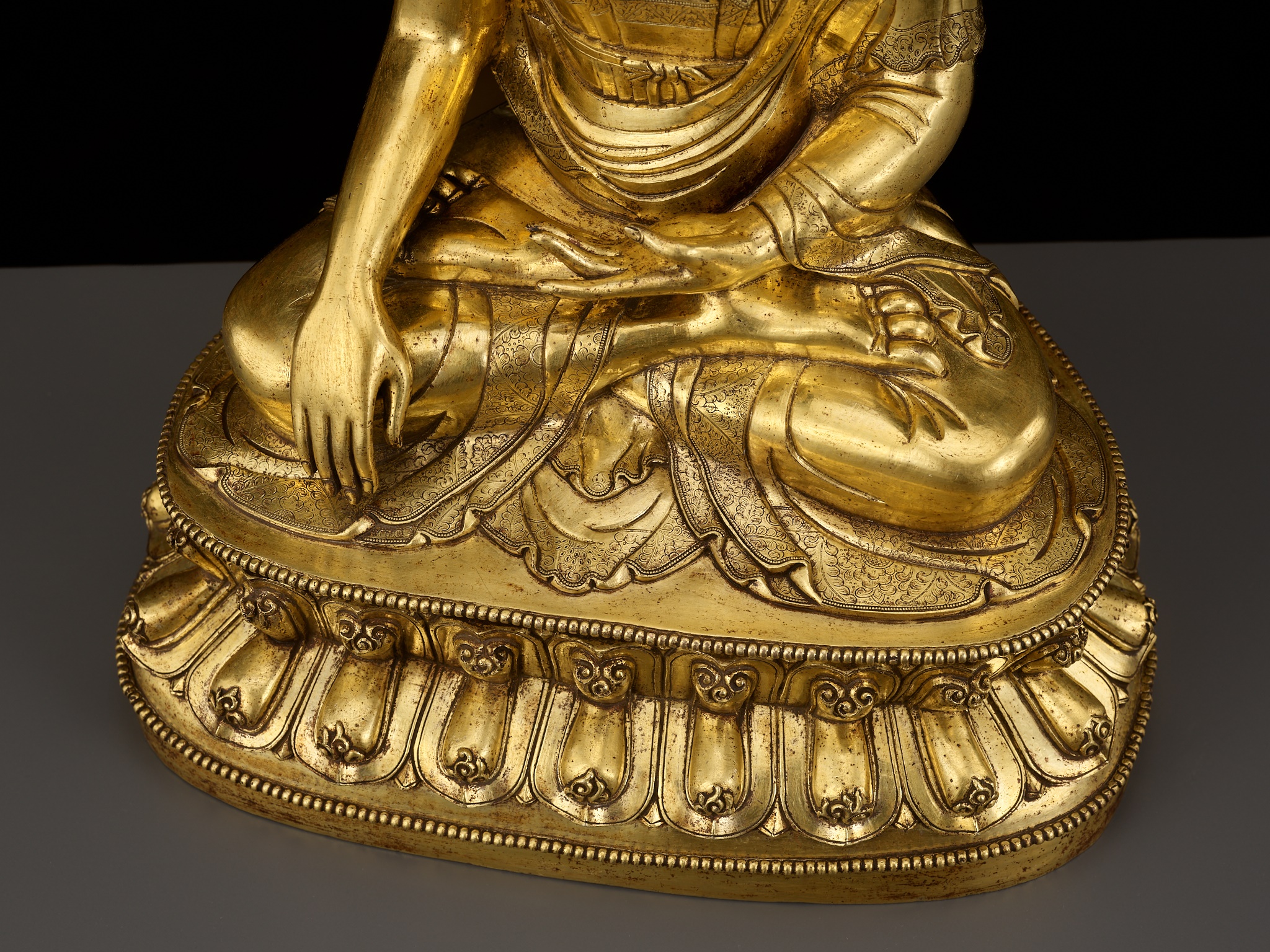 A LARGE GILT-BRONZE FIGURE OF BUDDHA SHAKYAMUNI, KANGXI TO YONGZHENG PERIOD - Image 5 of 13