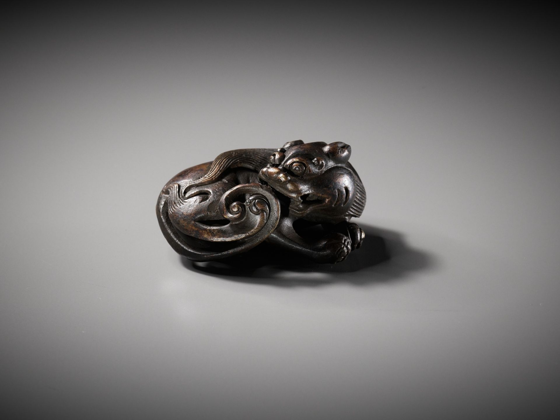A BRONZE 'BUDDHIST LION' SCROLL WEIGHT, LATE MING DYNASTY - Image 12 of 14