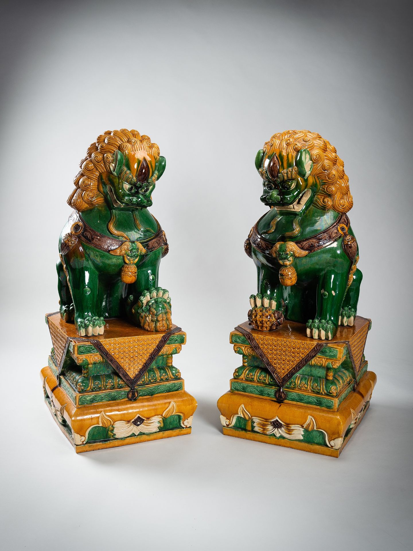 A VERY LARGE SANCAI-GLAZED PAIR OF BUDDHIST LIONS, QING - Image 2 of 31
