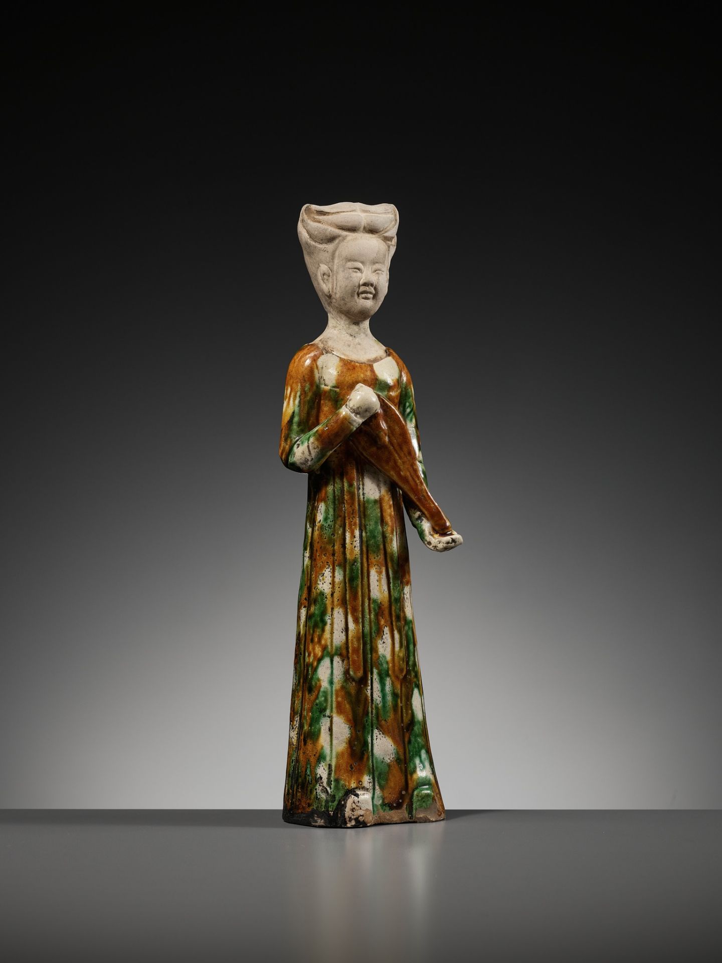 A SANCAI GLAZED POTTERY FIGURE OF A FEMALE MUSICIAN PLAYING THE PIPA, TANG DYNASTY - Image 8 of 13