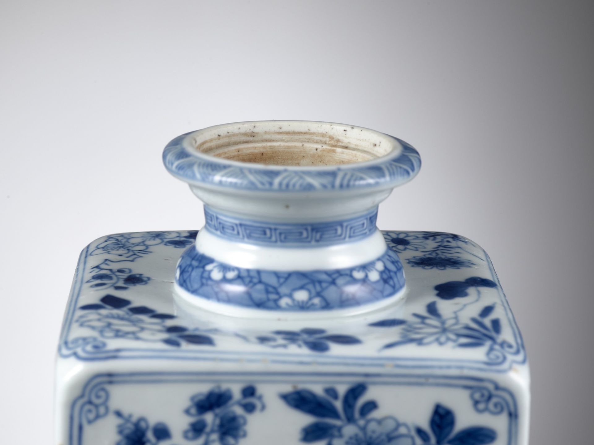 A BLUE AND WHITE RECTANGULAR FLASK AND COVER, KANGXI PERIOD - Image 18 of 22