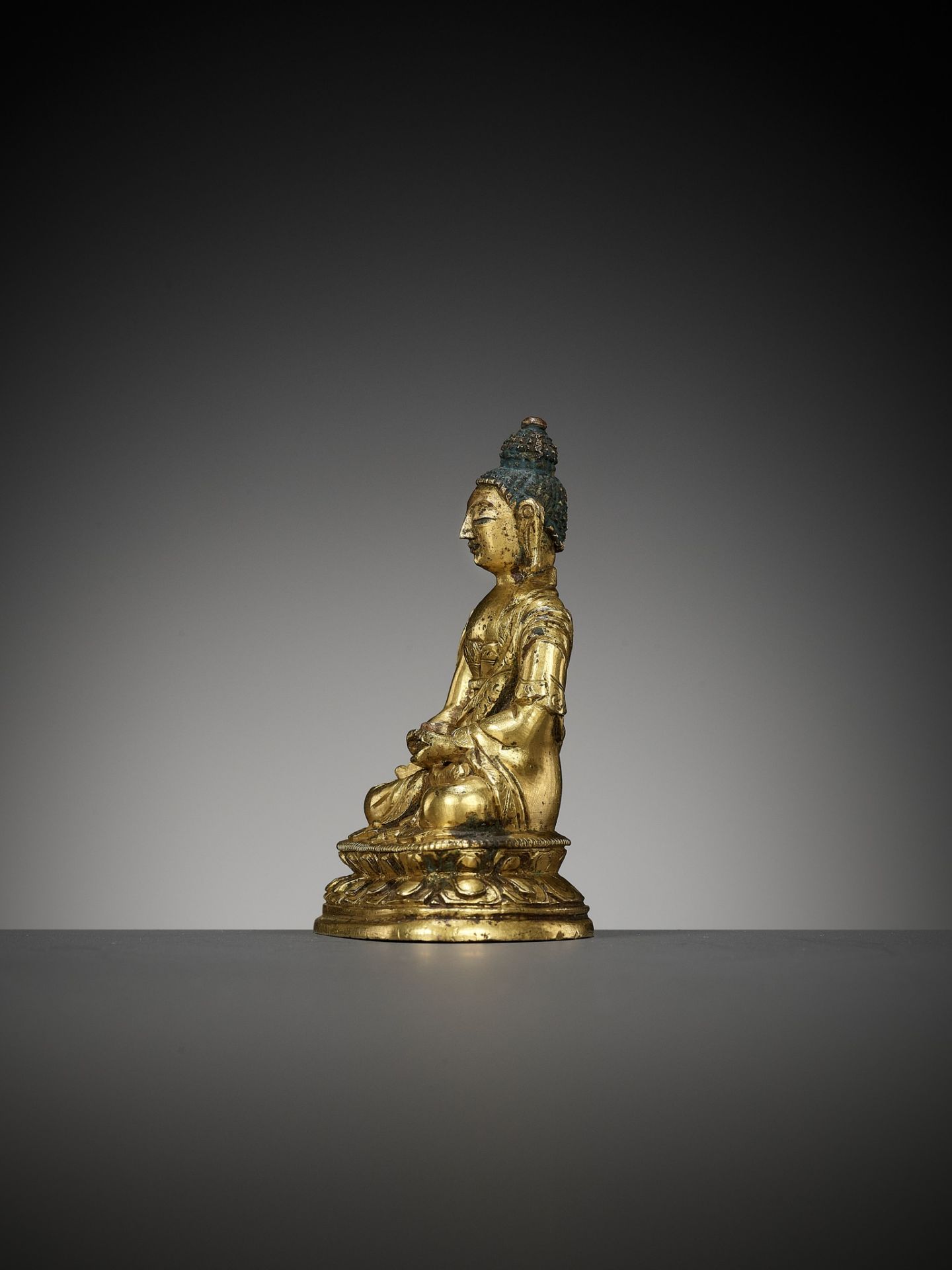 A SMALL GILT BRONZE FIGURE OF BUDDHA AMITABHA, 17TH-18TH CENTURY - Image 7 of 12