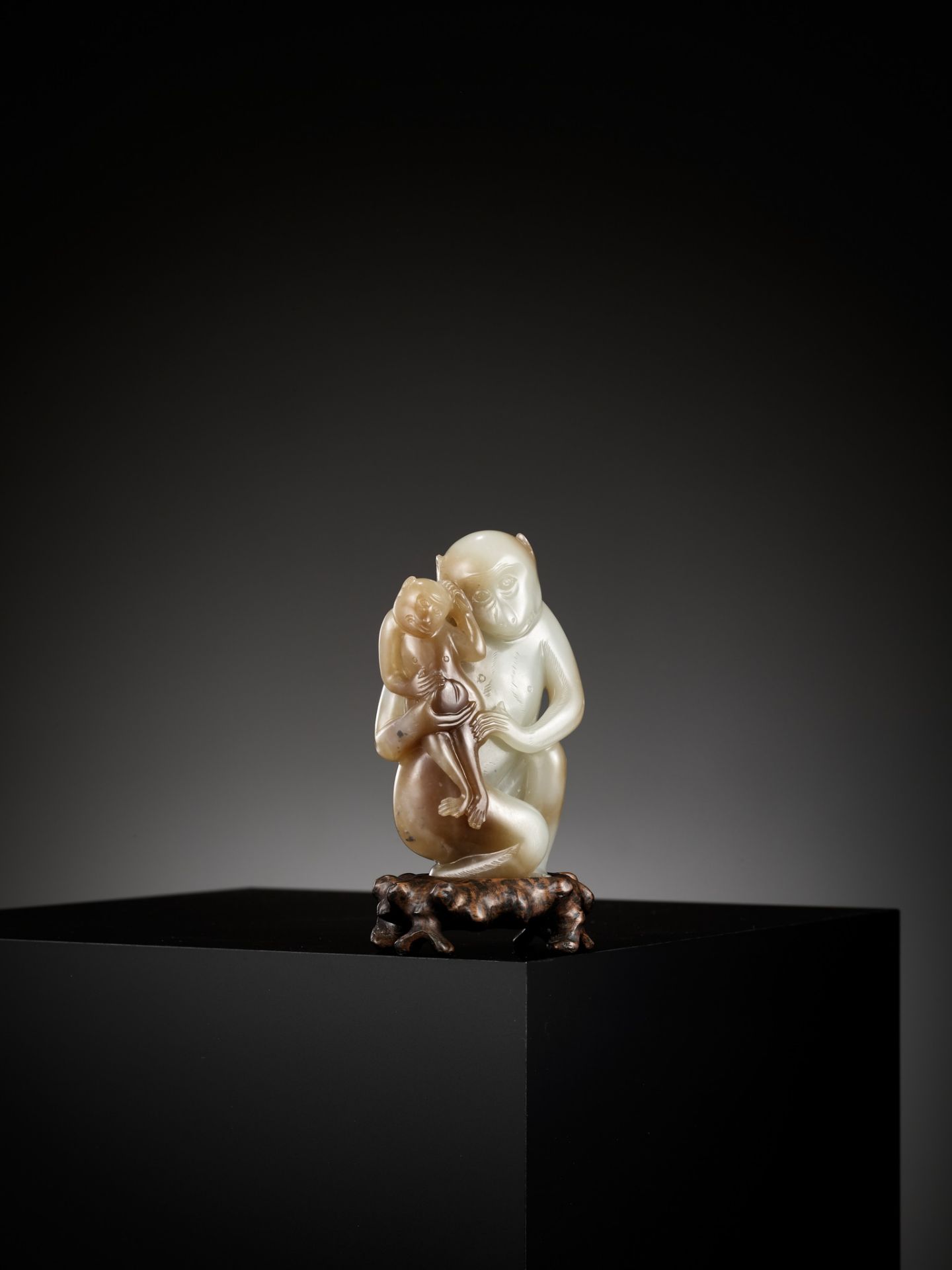 A FINE PALE CELADON AND CHESTNUT BROWN JADE 'MONKEYS AND PEACH' GROUP, 18TH CENTURY - Image 13 of 21