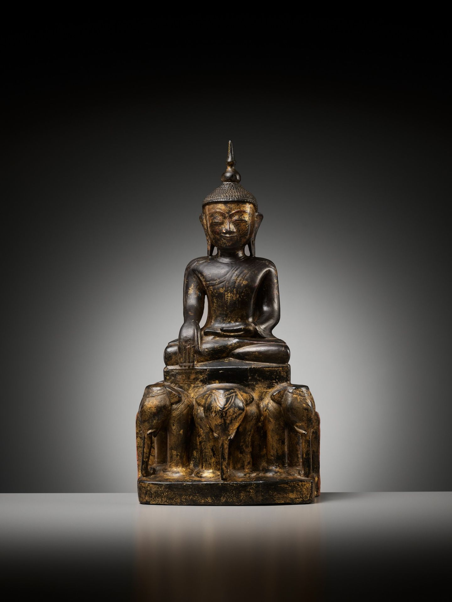 A LARGE GILT AND LACQUERED WOOD SCULPTURE OF BUDDHA SHAKYAMUNI, BURMA, 17TH-18TH CENTURY - Image 8 of 9