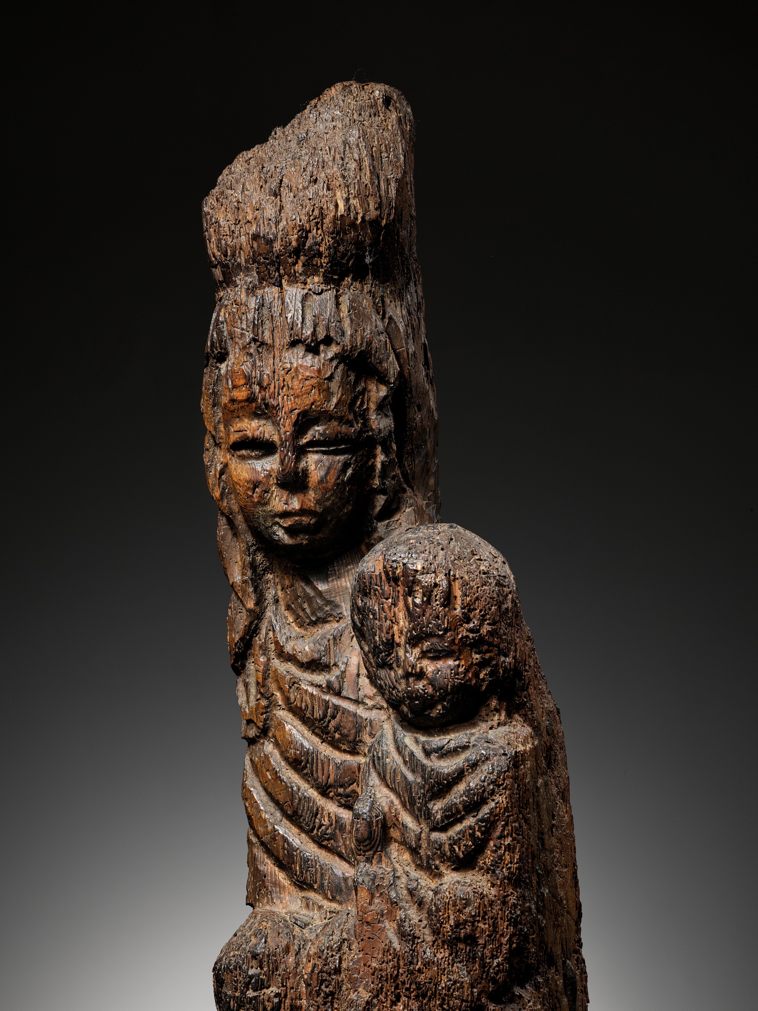 A LARGE WOOD FIGURE OF SONGZI GUANYIN AND CHILD, CHINA, EARLY MING DYNASTY, 14TH-15TH CENTURY - Image 7 of 15