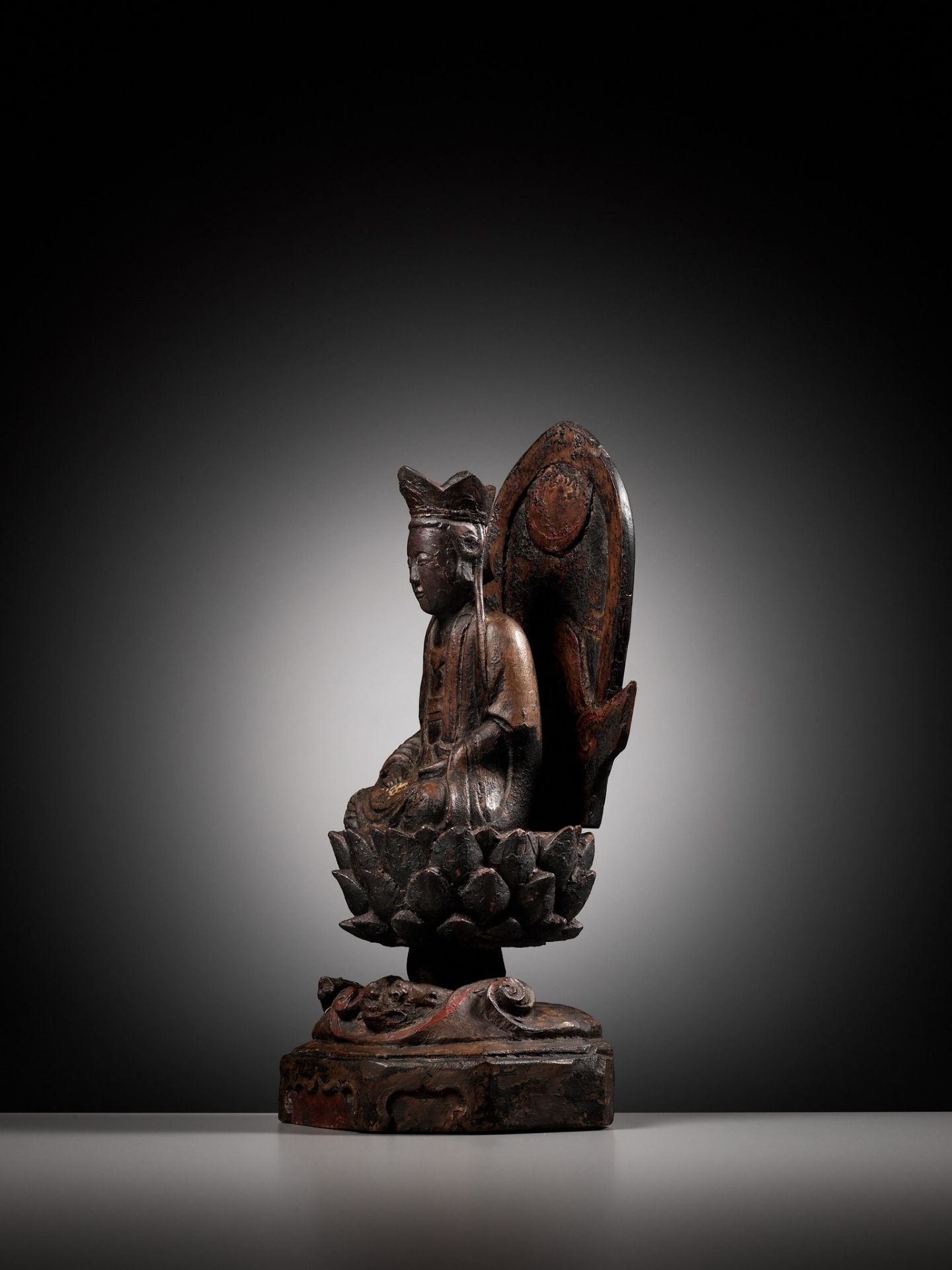 A LACQUERED WOOD FIGURE OF GUANYIN, MING DYNASTY - Image 4 of 9