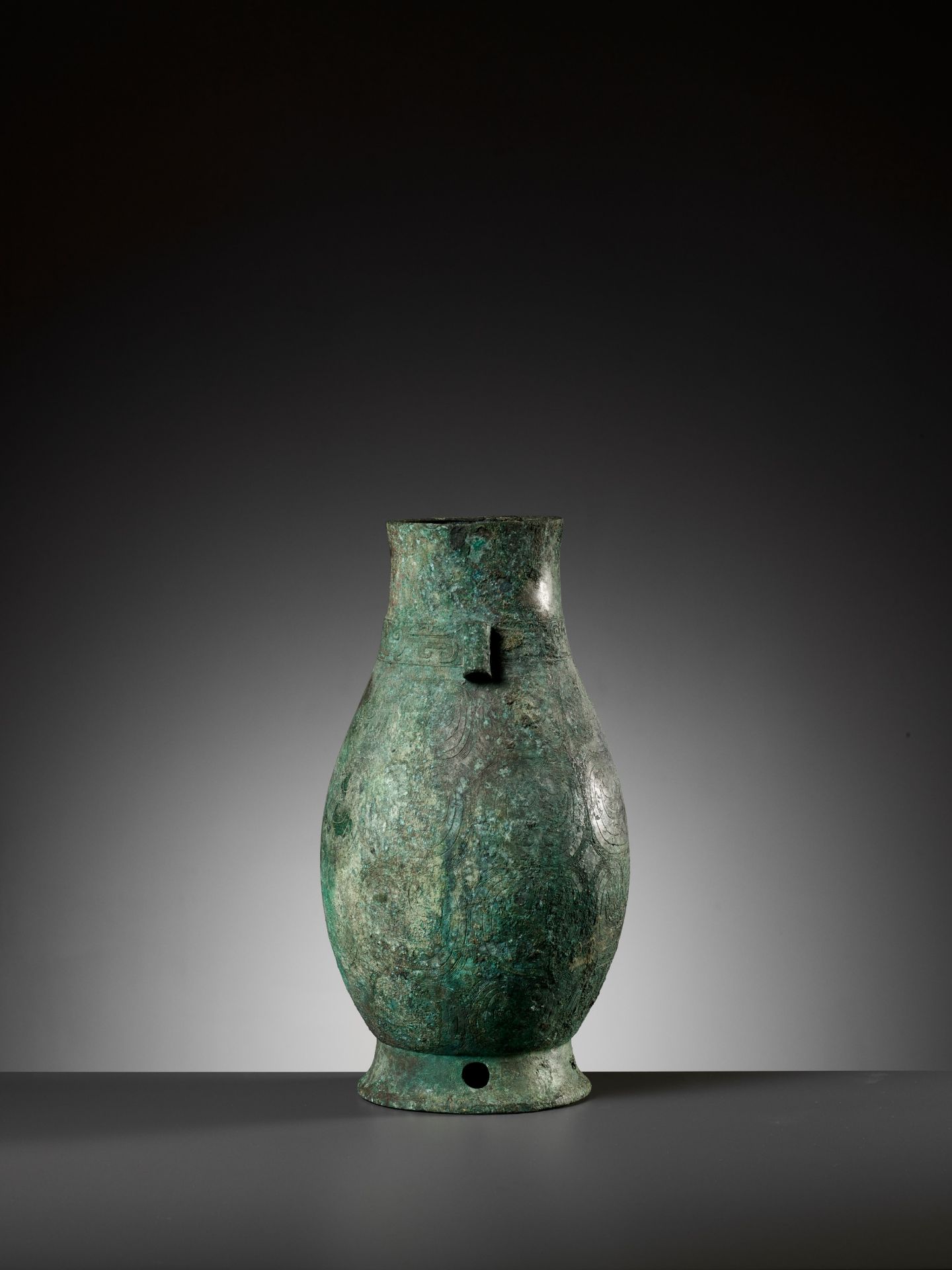 A RARE ARCHAIC BRONZE RITUAL WINE VESSEL, HU, MIDDLE WESTERN ZHOU DYNASTY - Image 9 of 22