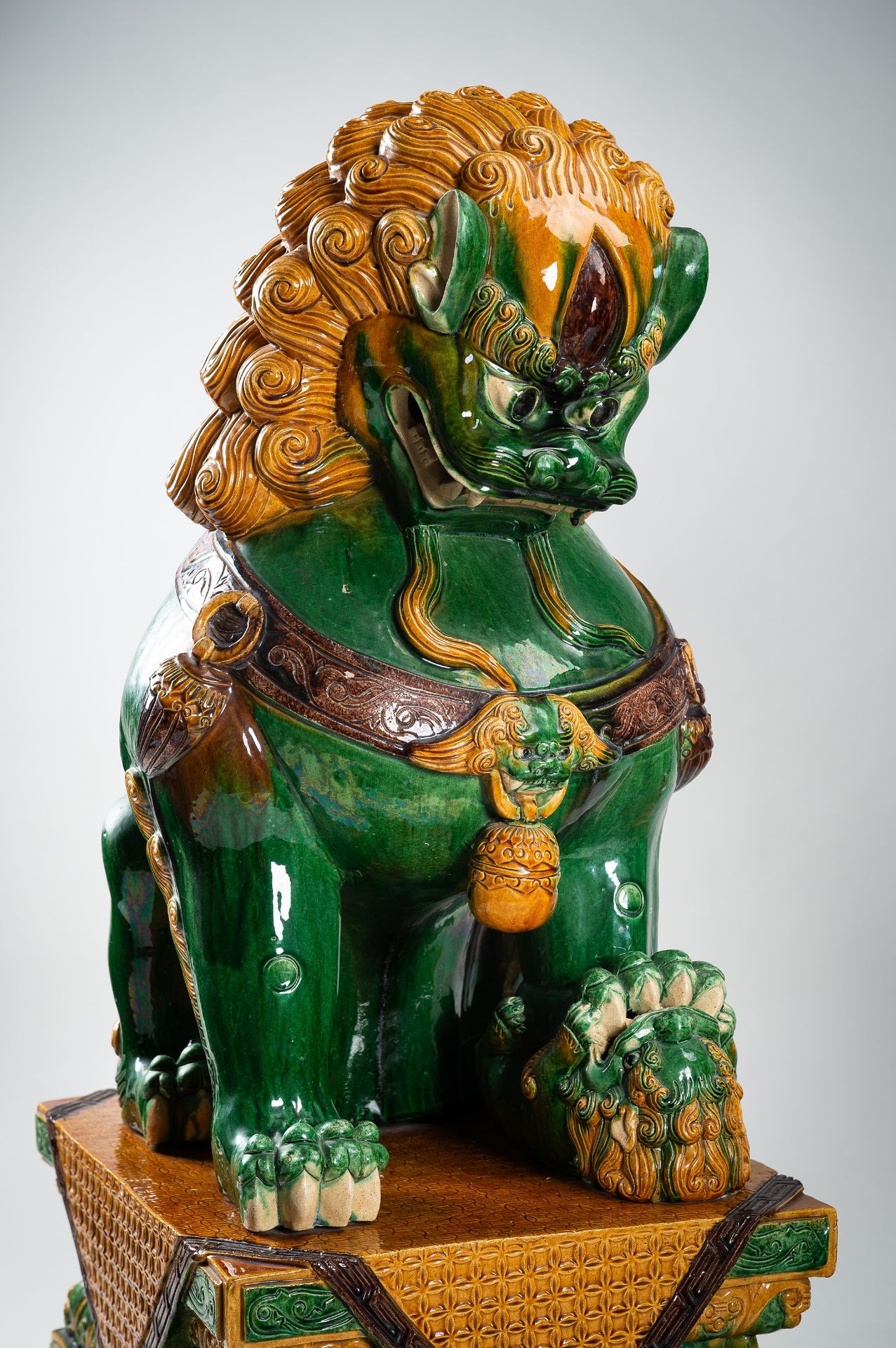 A VERY LARGE SANCAI-GLAZED PAIR OF BUDDHIST LIONS, QING - Image 5 of 31