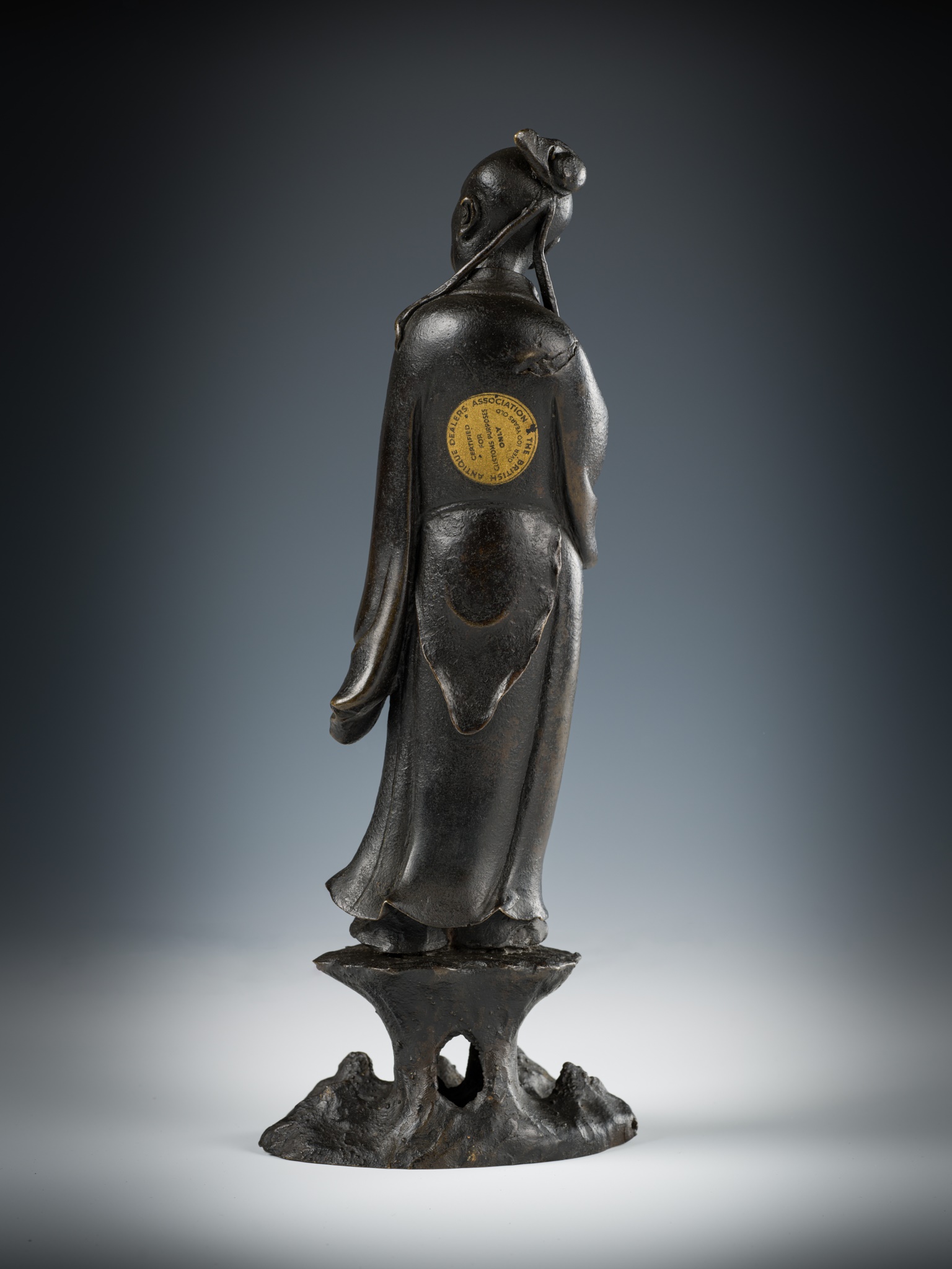 A BRONZE FIGURE OF AN IMMORTAL, LATE MING DYNASTY - Image 5 of 12
