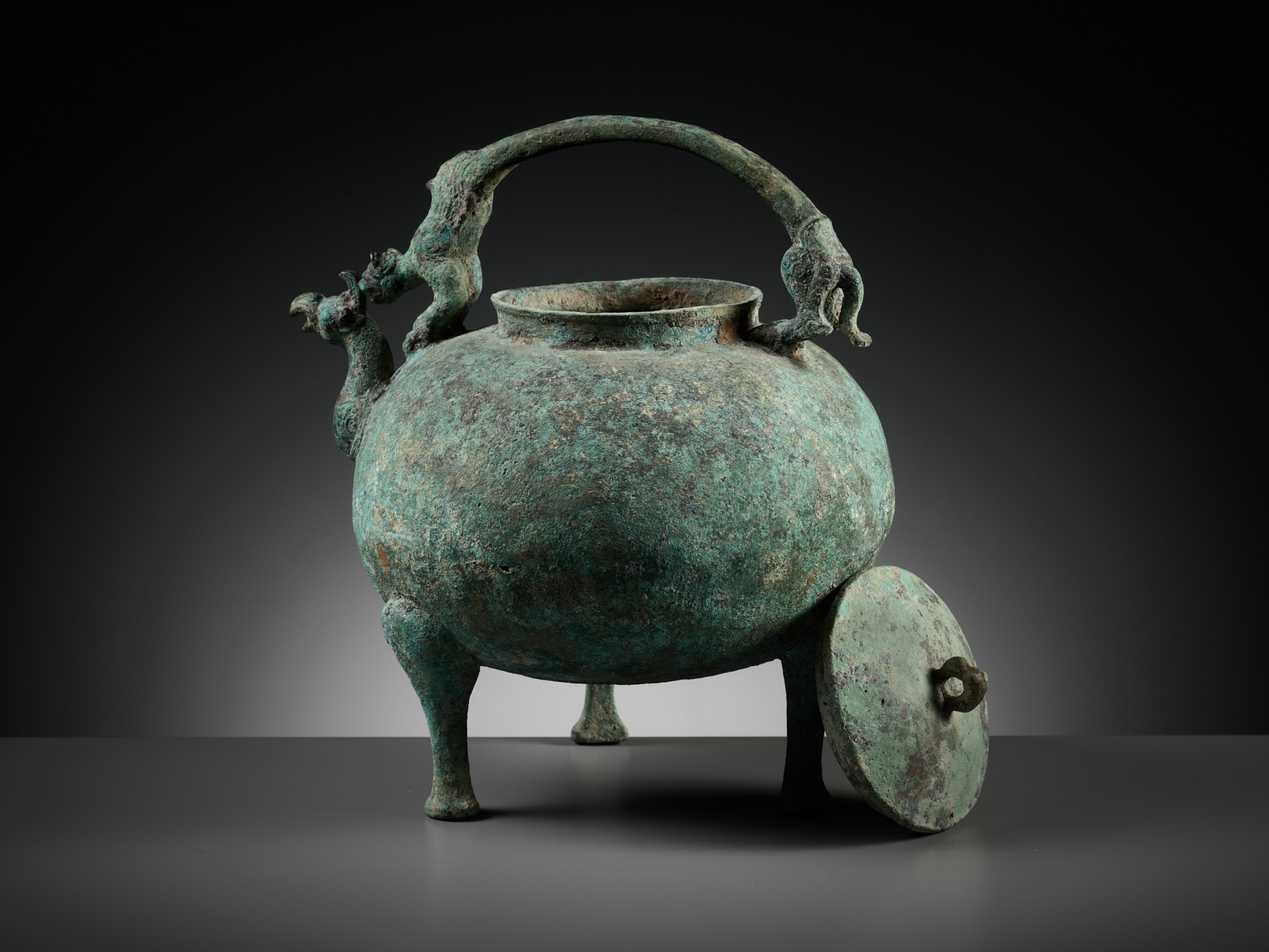 A BRONZE TRIPOD RITUAL VESSEL AND COVER, HE, LATE WARRING STATES TO WESTERN HAN PERIOD - Image 11 of 20