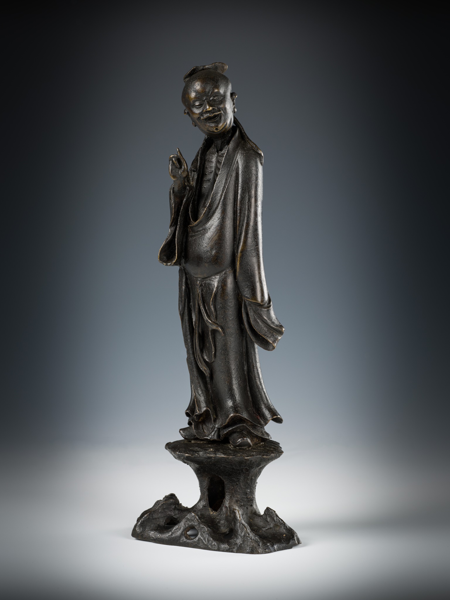 A BRONZE FIGURE OF AN IMMORTAL, LATE MING DYNASTY - Image 2 of 12